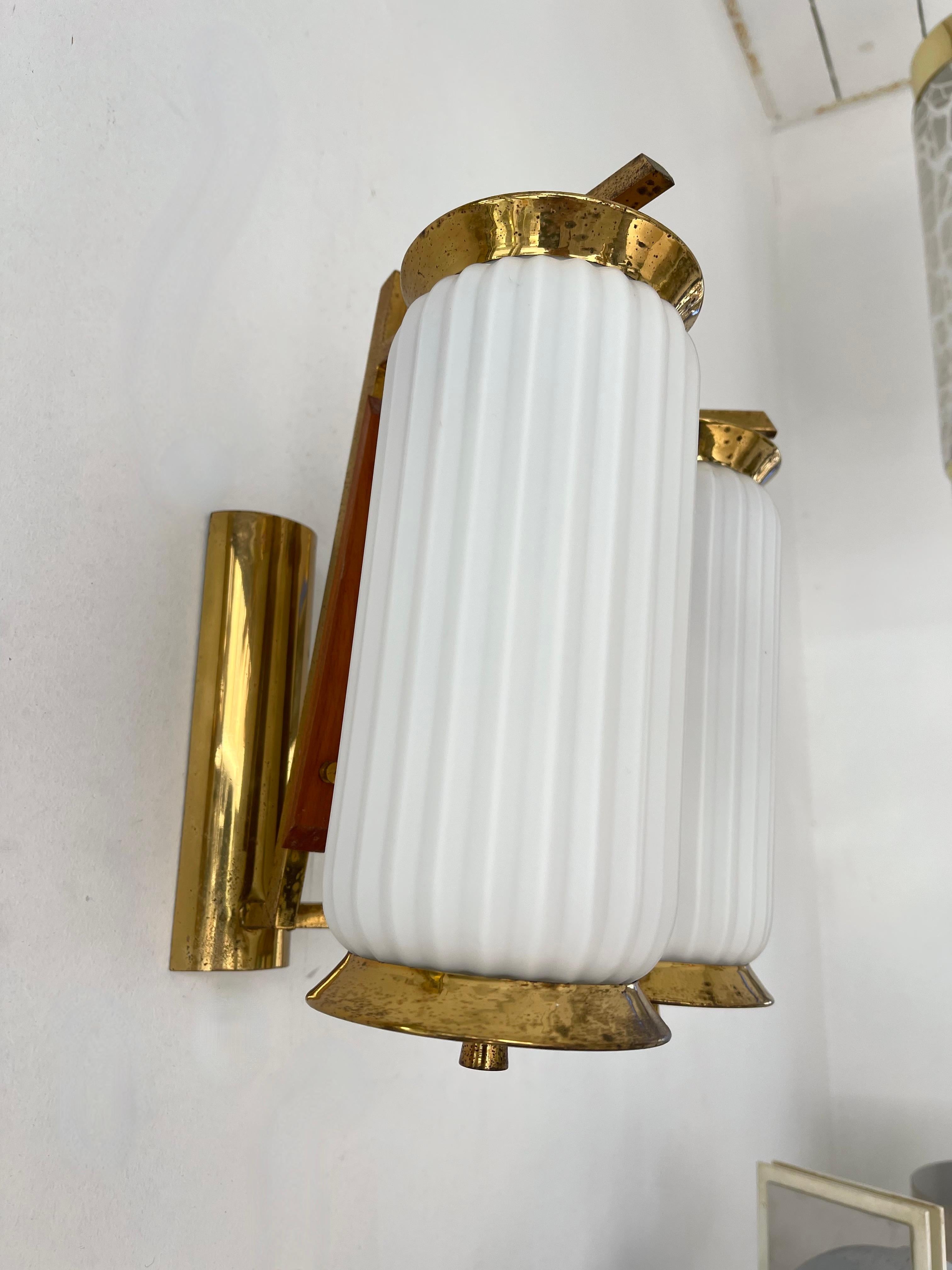 Mid-Century Modern Pair of Brass and Opaline Glass Barrel Sconces, Italy, 1950s For Sale 4