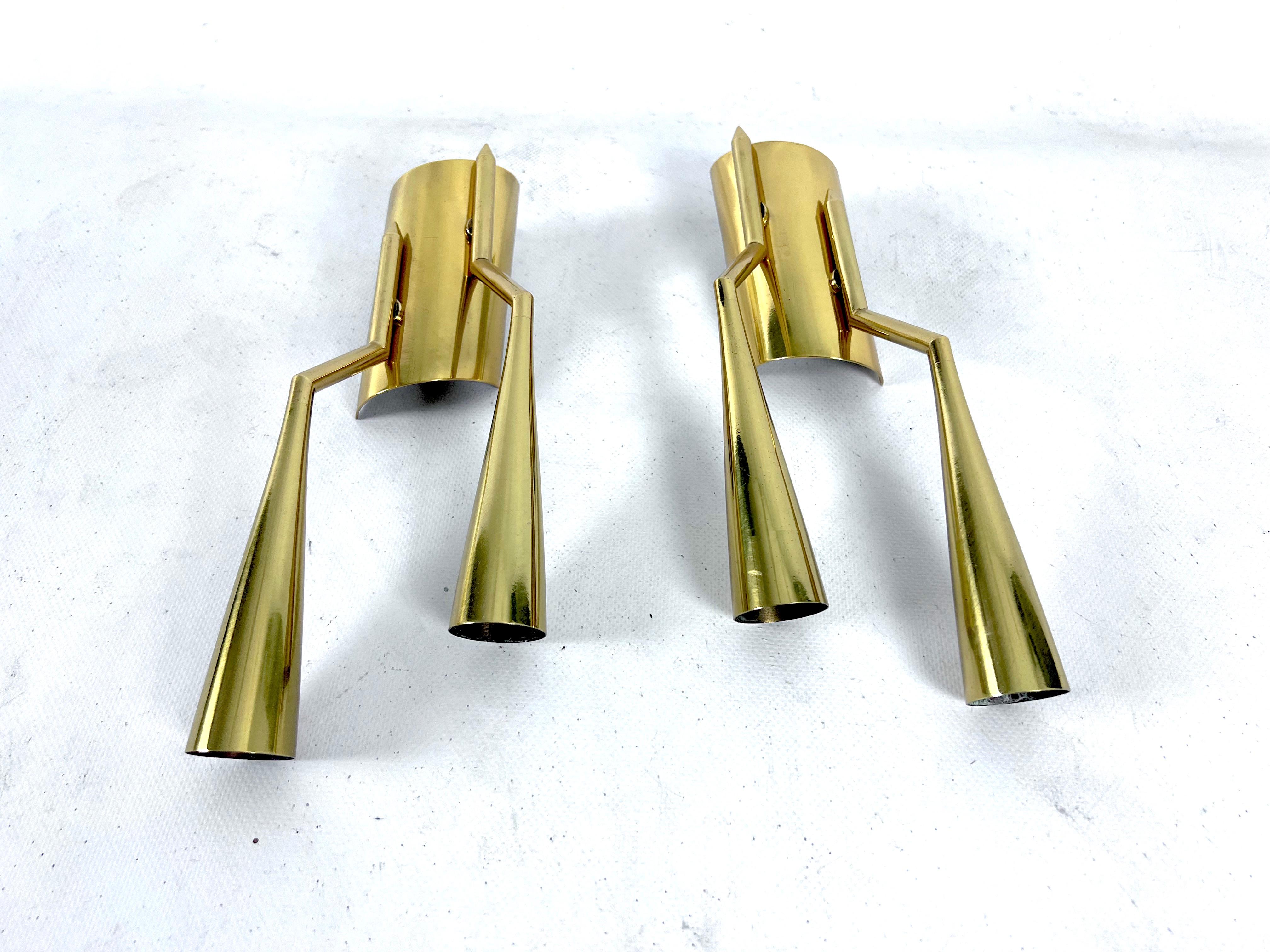 Mid-Century Modern pair of brass Oscar Torlasco attributable sconces. Italy 1950 For Sale 4