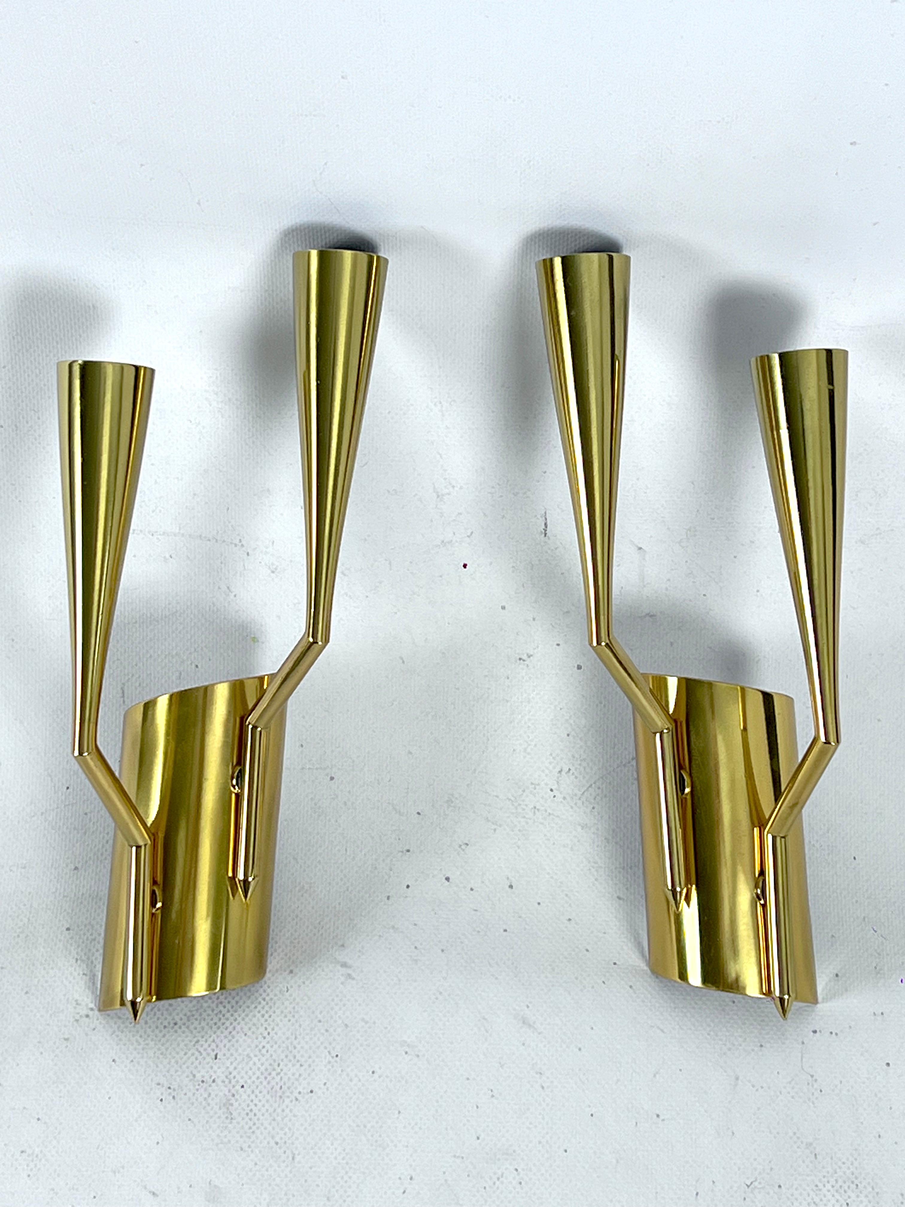 Mid-Century Modern pair of brass Oscar Torlasco attributable sconces. Italy 1950 In Good Condition For Sale In Catania, CT