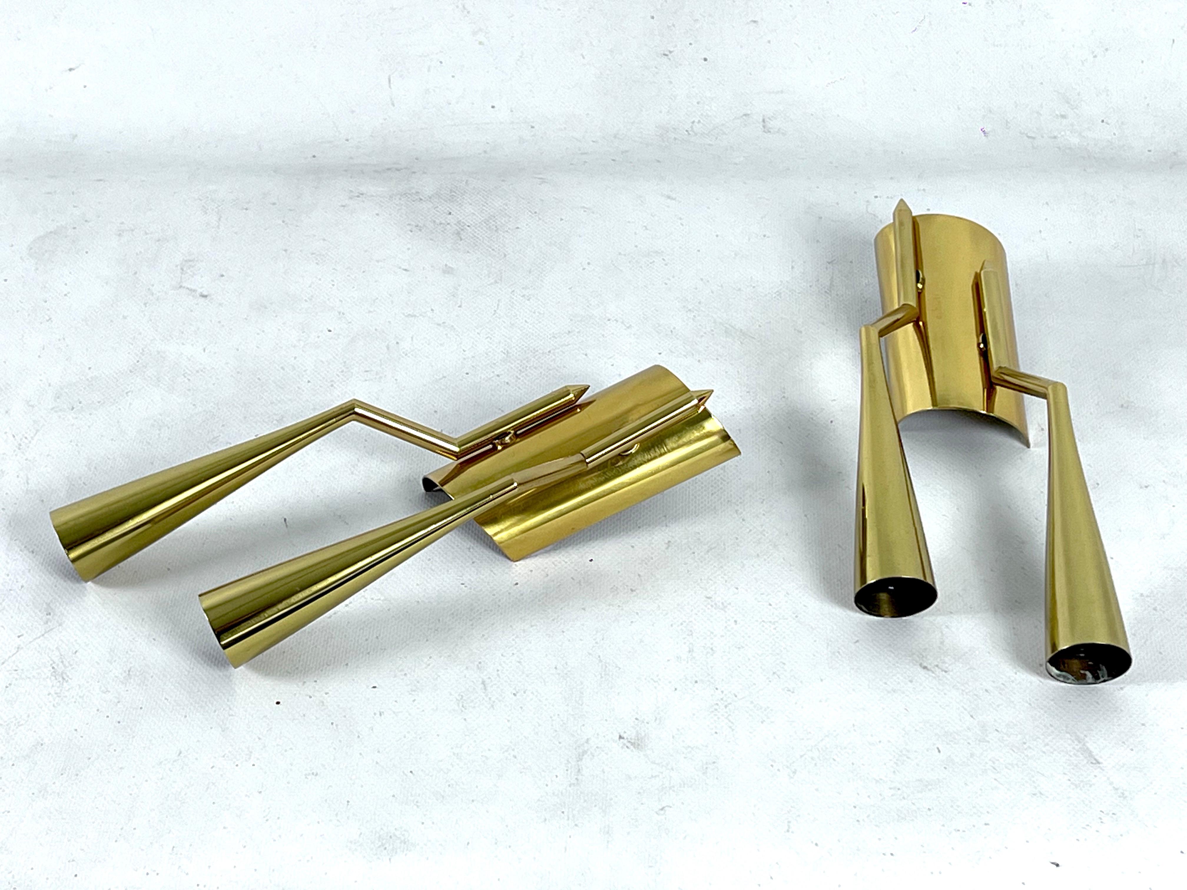 Brass Mid-Century Modern pair of brass Oscar Torlasco attributable sconces. Italy 1950 For Sale