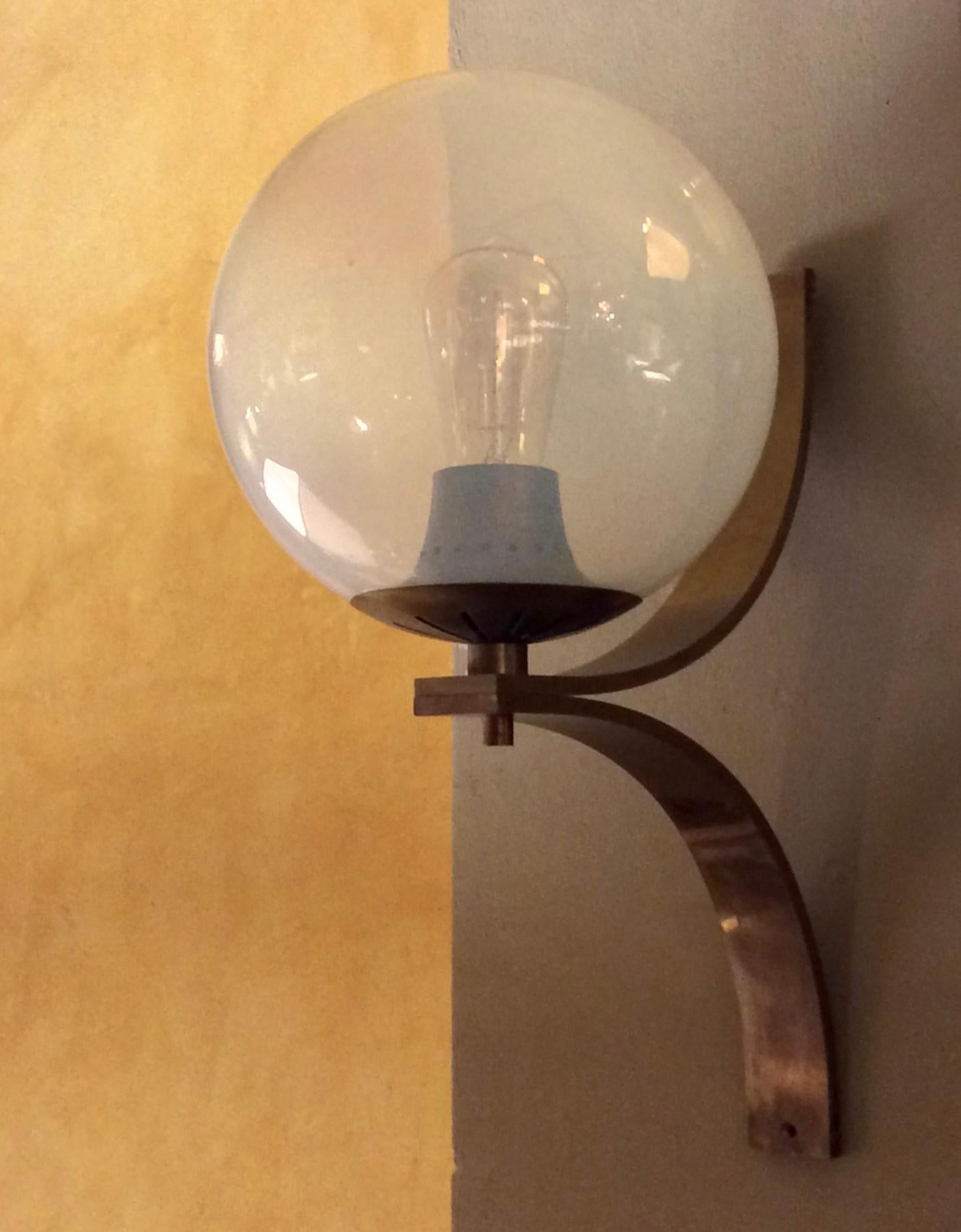 The glass blown boule rests on the brass washer with no anchor system.
E 27 light bulb socket.