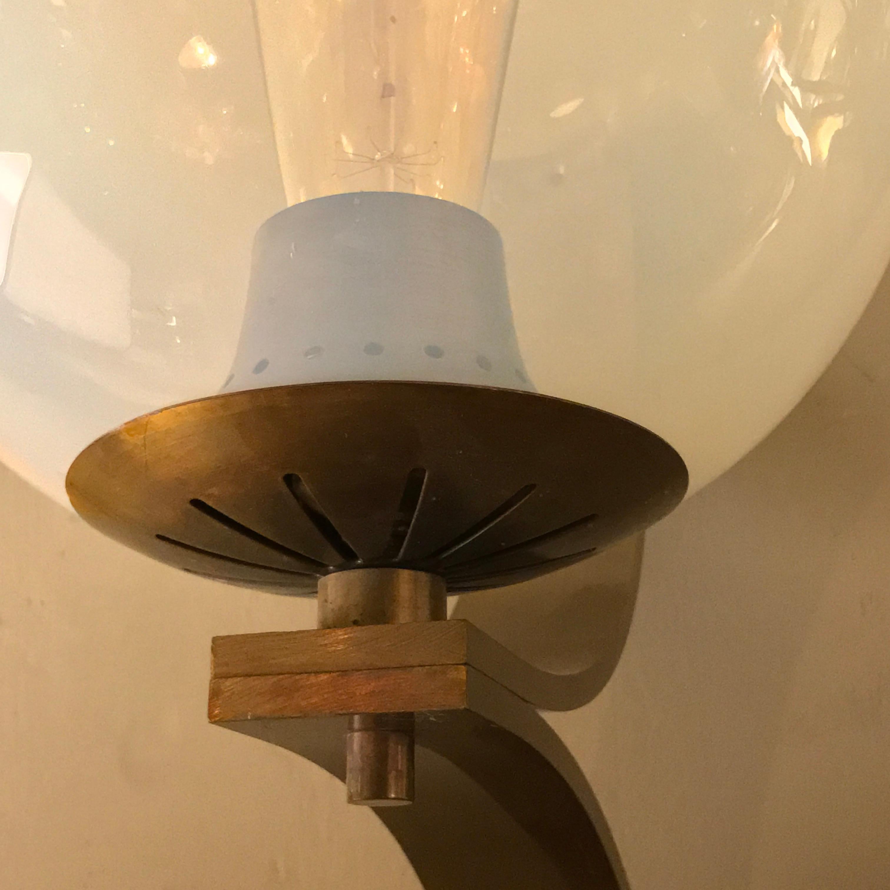 Mid-Century Modern Pair of Brass Sconces with Opalescent Blown Glass Globes In Good Condition In Firenze, Tuscany