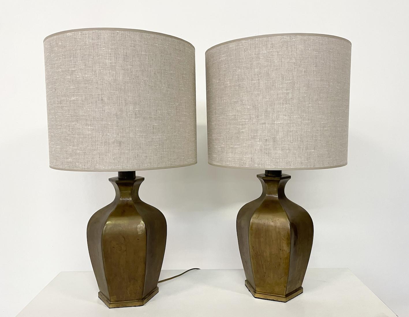 Bronze Paire de lampes de table en bronze modernes du milieu du siècle dernier en vente