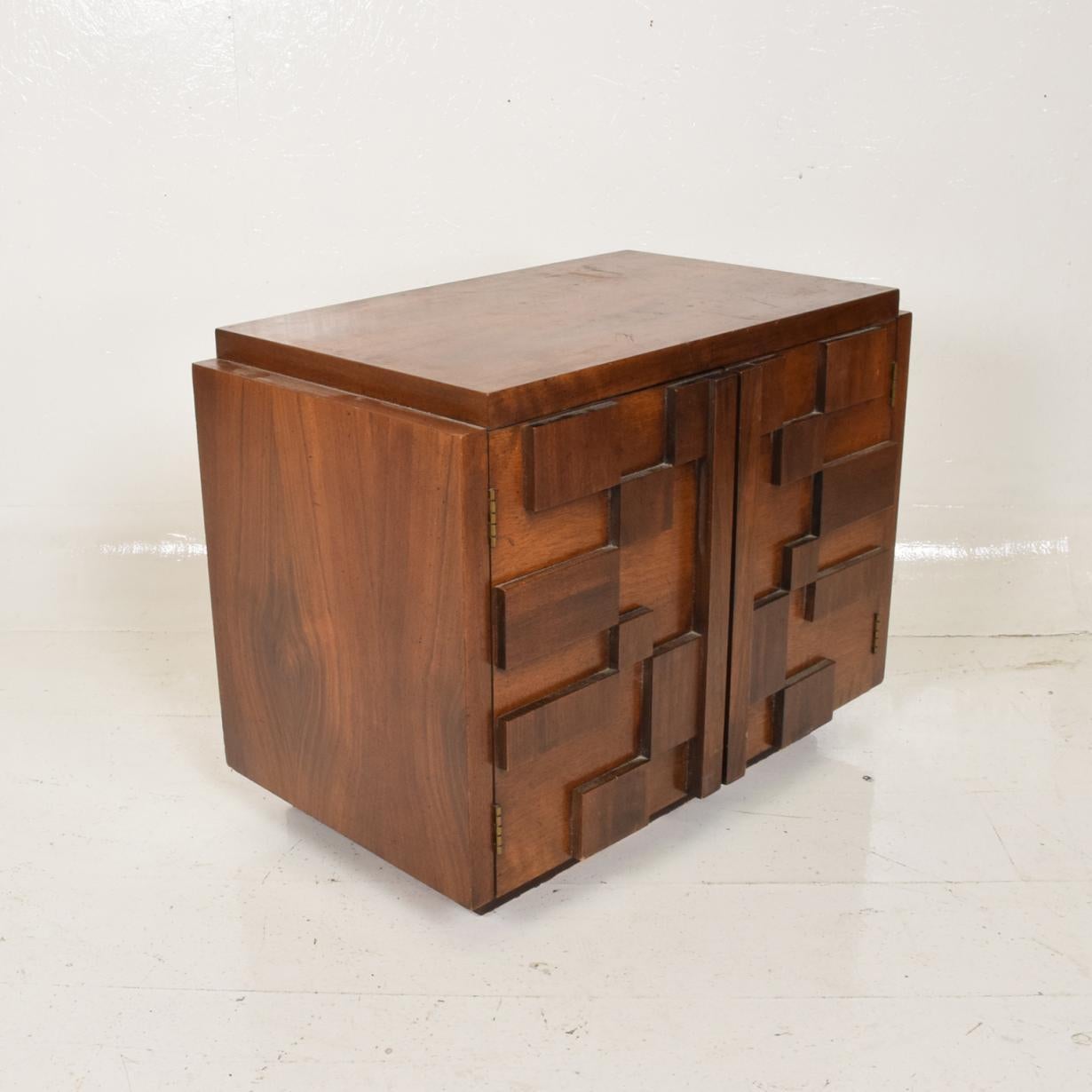 Mid-Century Modern Pair of Brutalist Walnut Nightstands by Lane In Good Condition In Chula Vista, CA