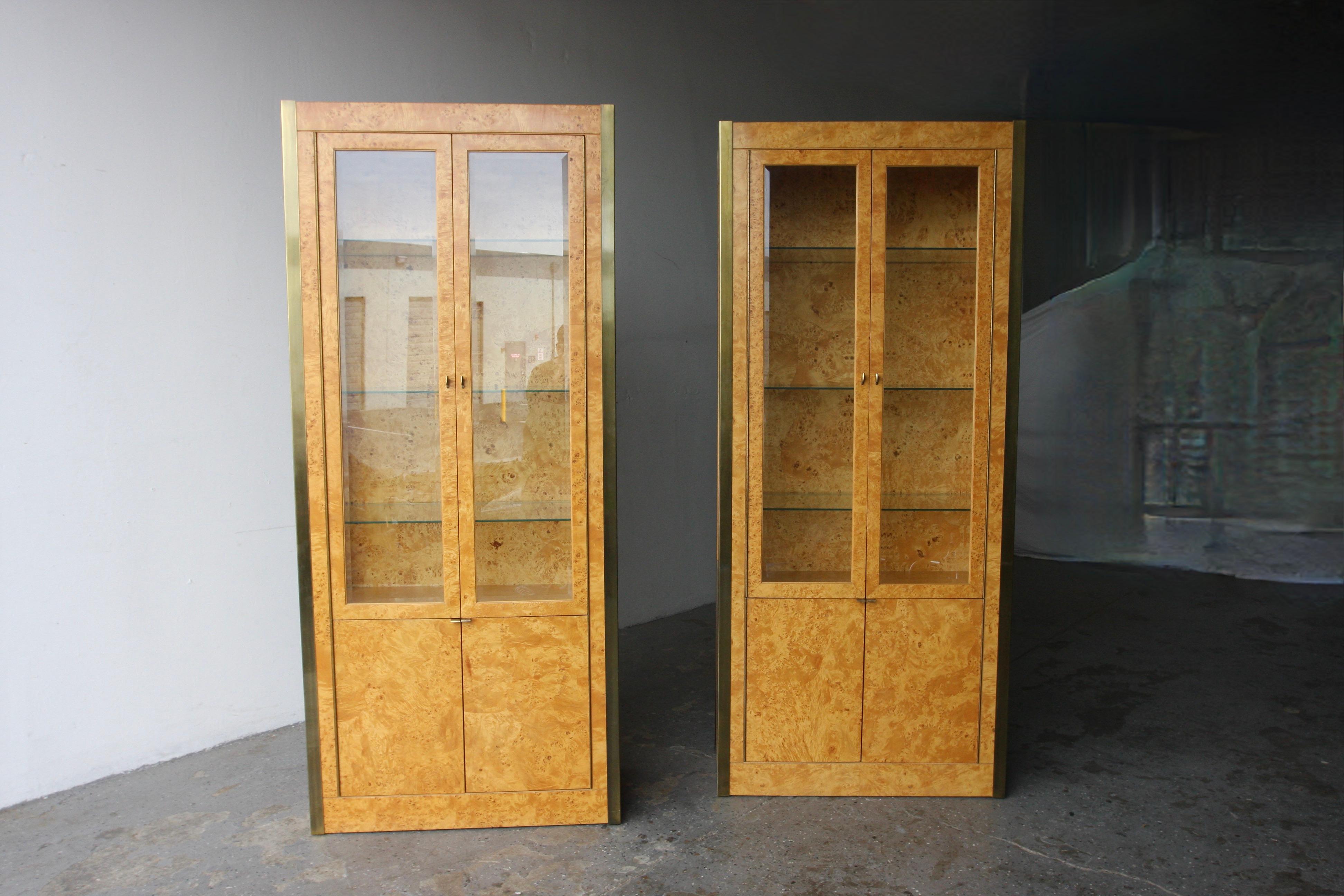 Mid Century Modern Pair of Burl Wood & Brass Vitrine cabinets By Tomlinson For Sale 4