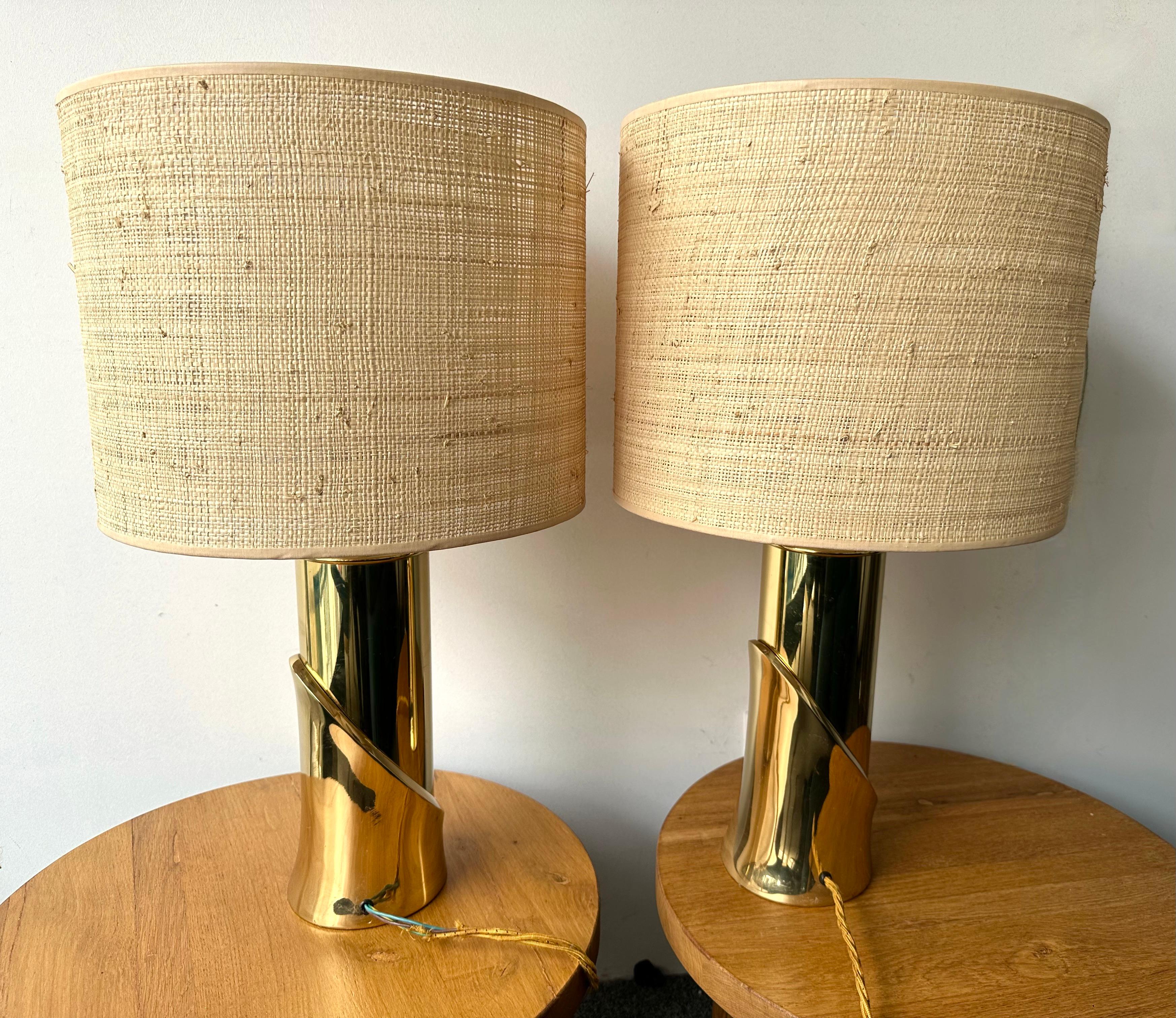 Paar Mid-Century-Modern-Lampen aus gegossenem Messing von Luciano Frigerio, Italien, 1970er Jahre im Zustand „Gut“ im Angebot in SAINT-OUEN, FR