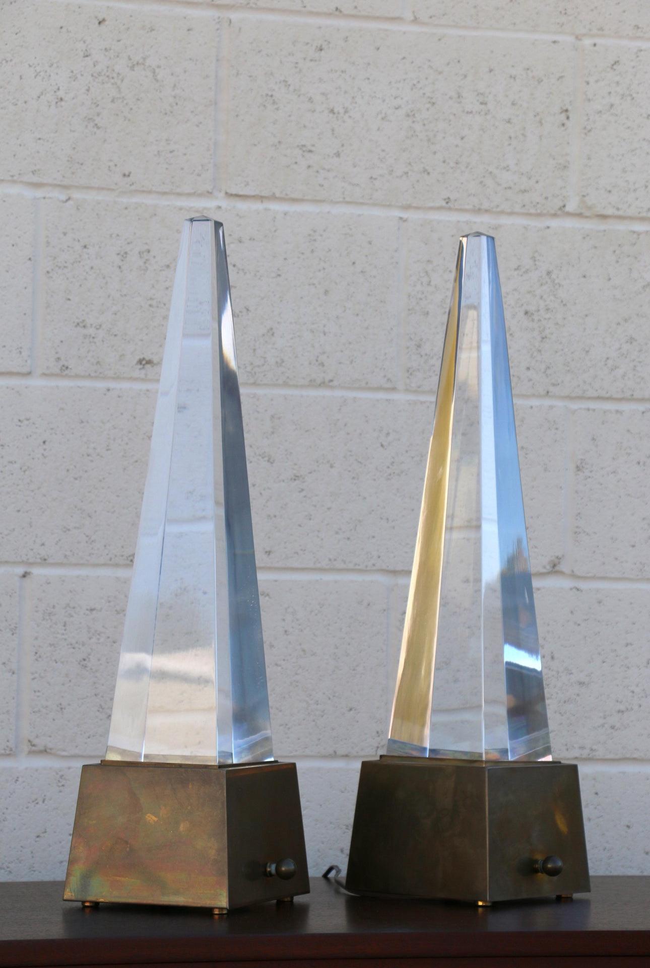 Mid-Century Modern Pair of Chapman Obelisk Lucite and Brass Table Lamp In Good Condition For Sale In North Hollywood, CA