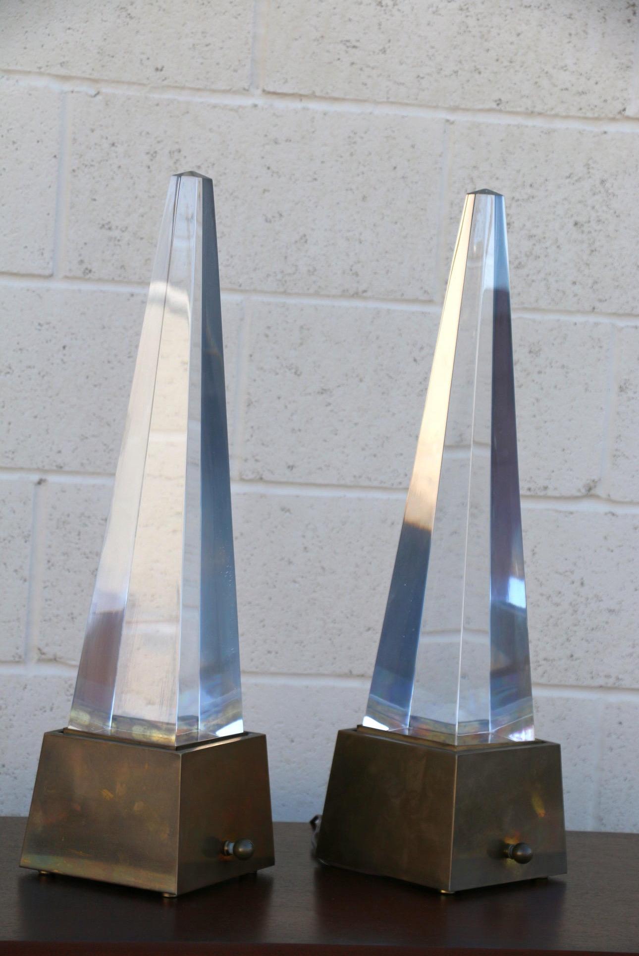 Late 20th Century Mid-Century Modern Pair of Chapman Obelisk Lucite and Brass Table Lamp For Sale