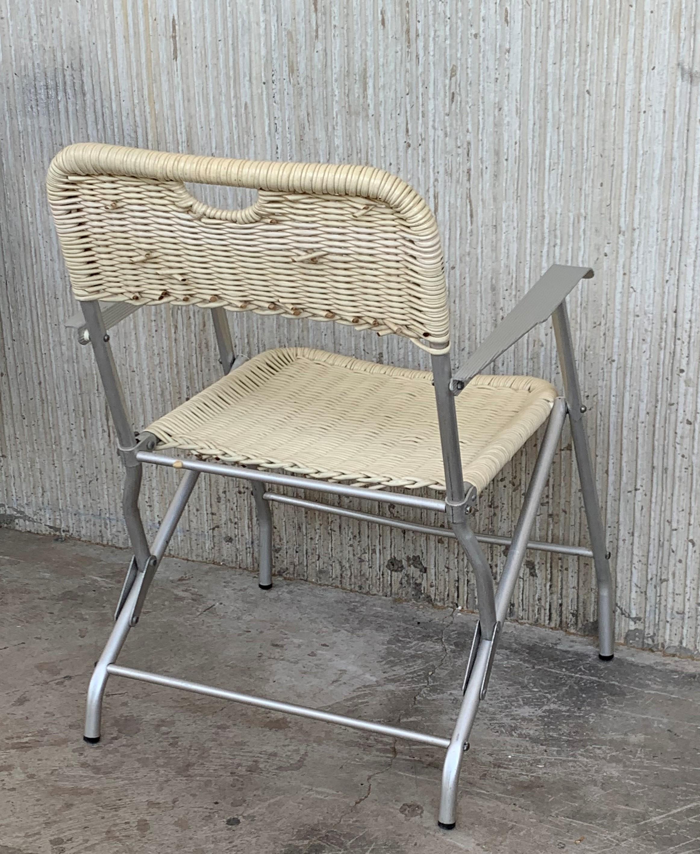 Paire de fauteuils pliants en rotin enduit et aluminium, de style moderne du milieu du siècle dernier en vente 3