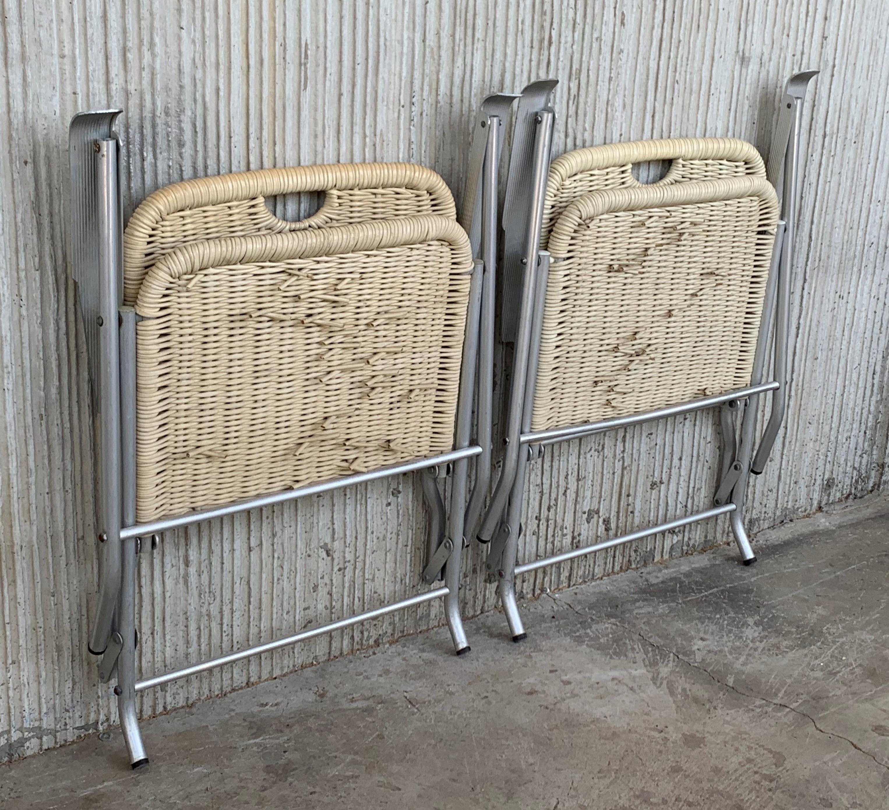 italien Paire de fauteuils pliants en rotin enduit et aluminium, de style moderne du milieu du siècle dernier en vente