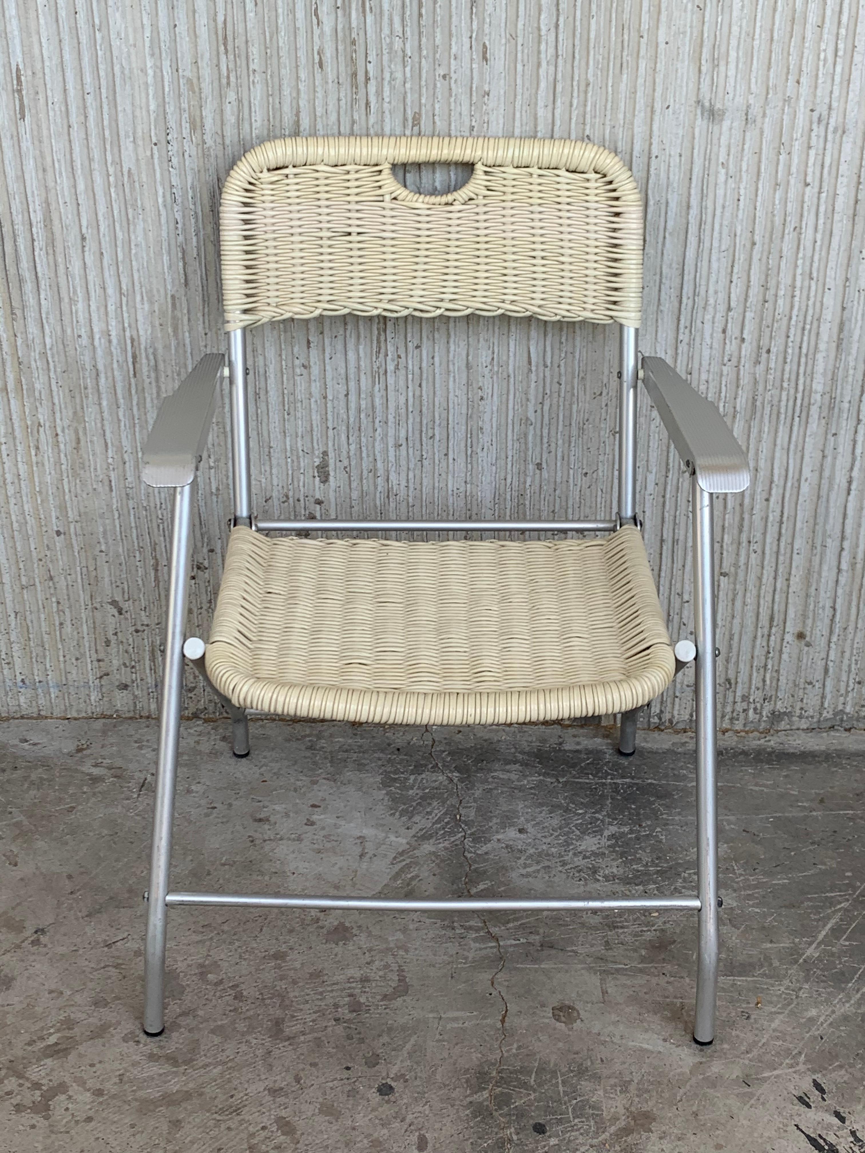 20ième siècle Paire de fauteuils pliants en rotin enduit et aluminium, de style moderne du milieu du siècle dernier en vente
