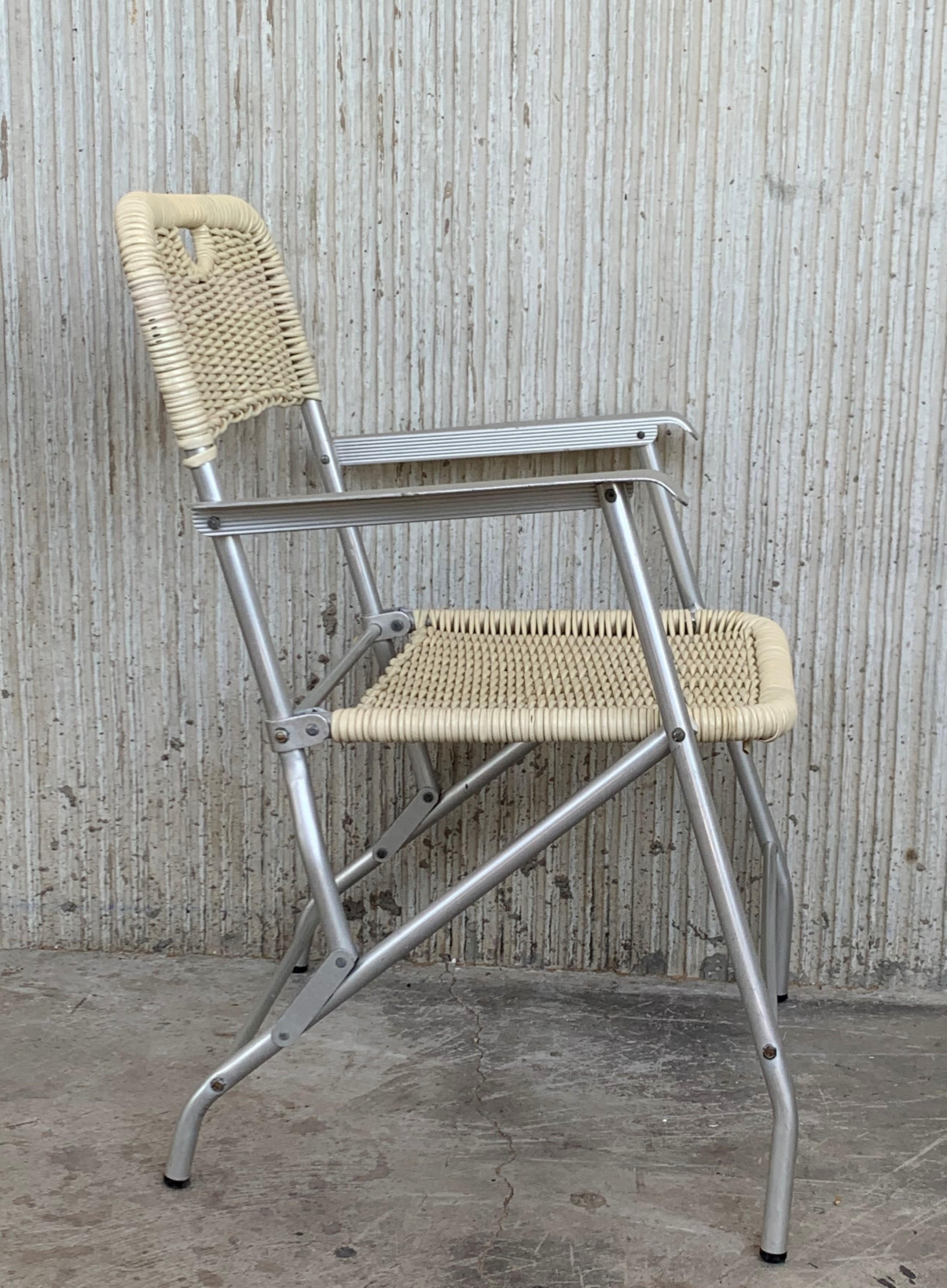 Aluminium Paire de fauteuils pliants en rotin enduit et aluminium, de style moderne du milieu du siècle dernier en vente