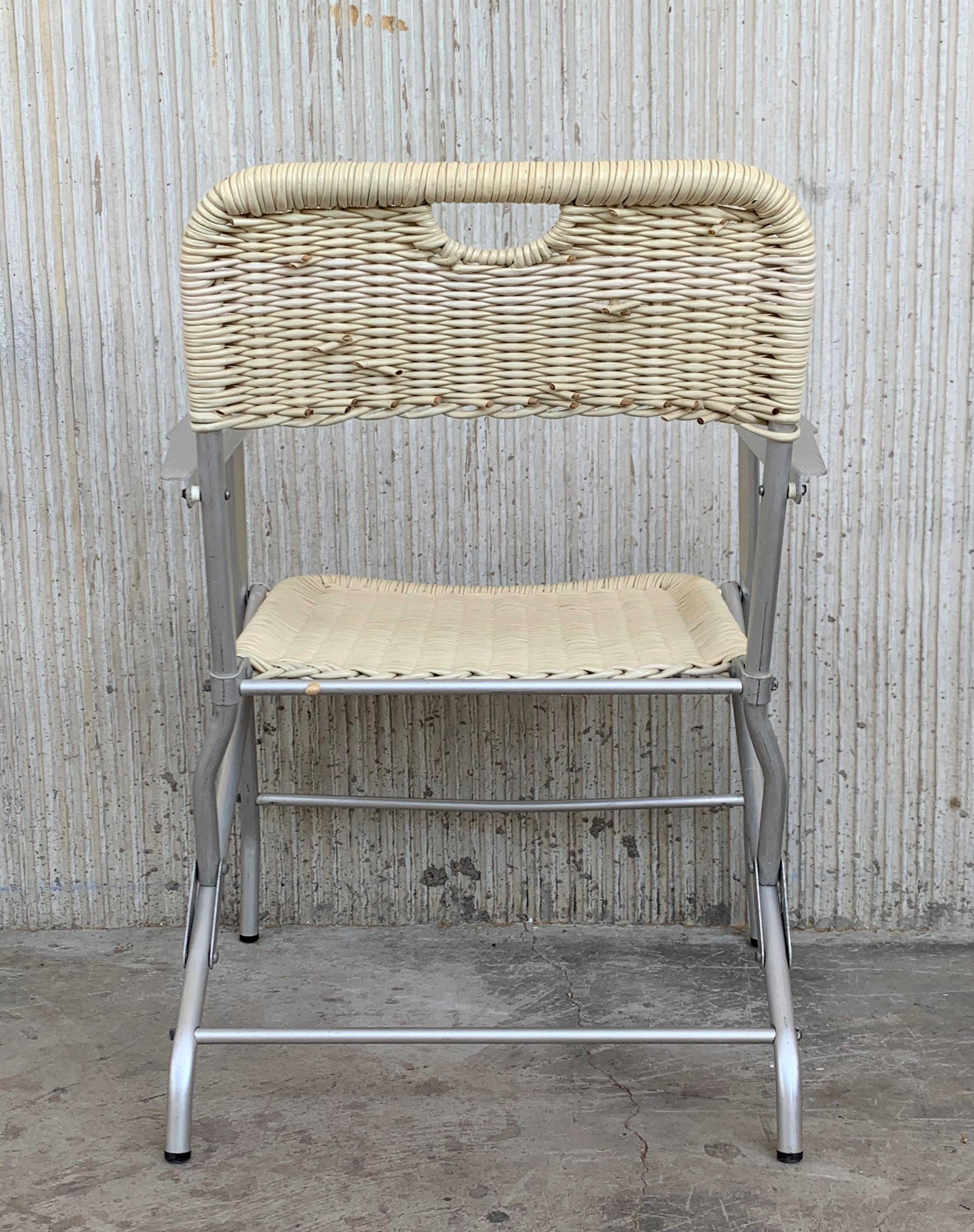 Paire de fauteuils pliants en rotin enduit et aluminium, de style moderne du milieu du siècle dernier en vente 2