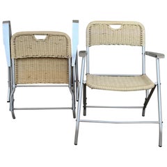 Paire de fauteuils pliants en rotin enduit et aluminium, de style moderne du milieu du siècle dernier