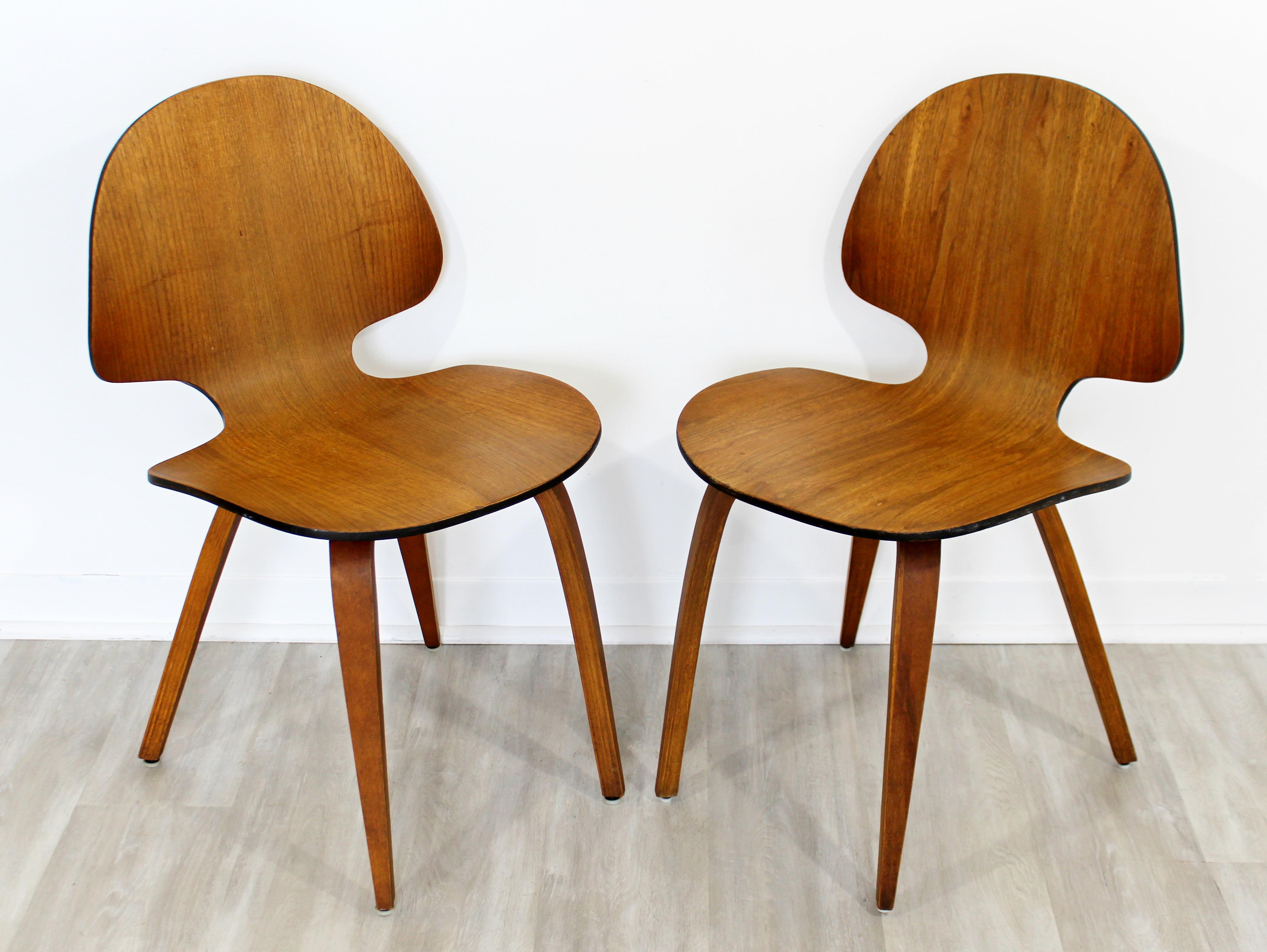 For your consideration is an eye-catching pair of curved or bent teak wood side chairs, in the style of Fritz Hansen, circa 1960s. In excellent vintage condition. The dimensions are 19