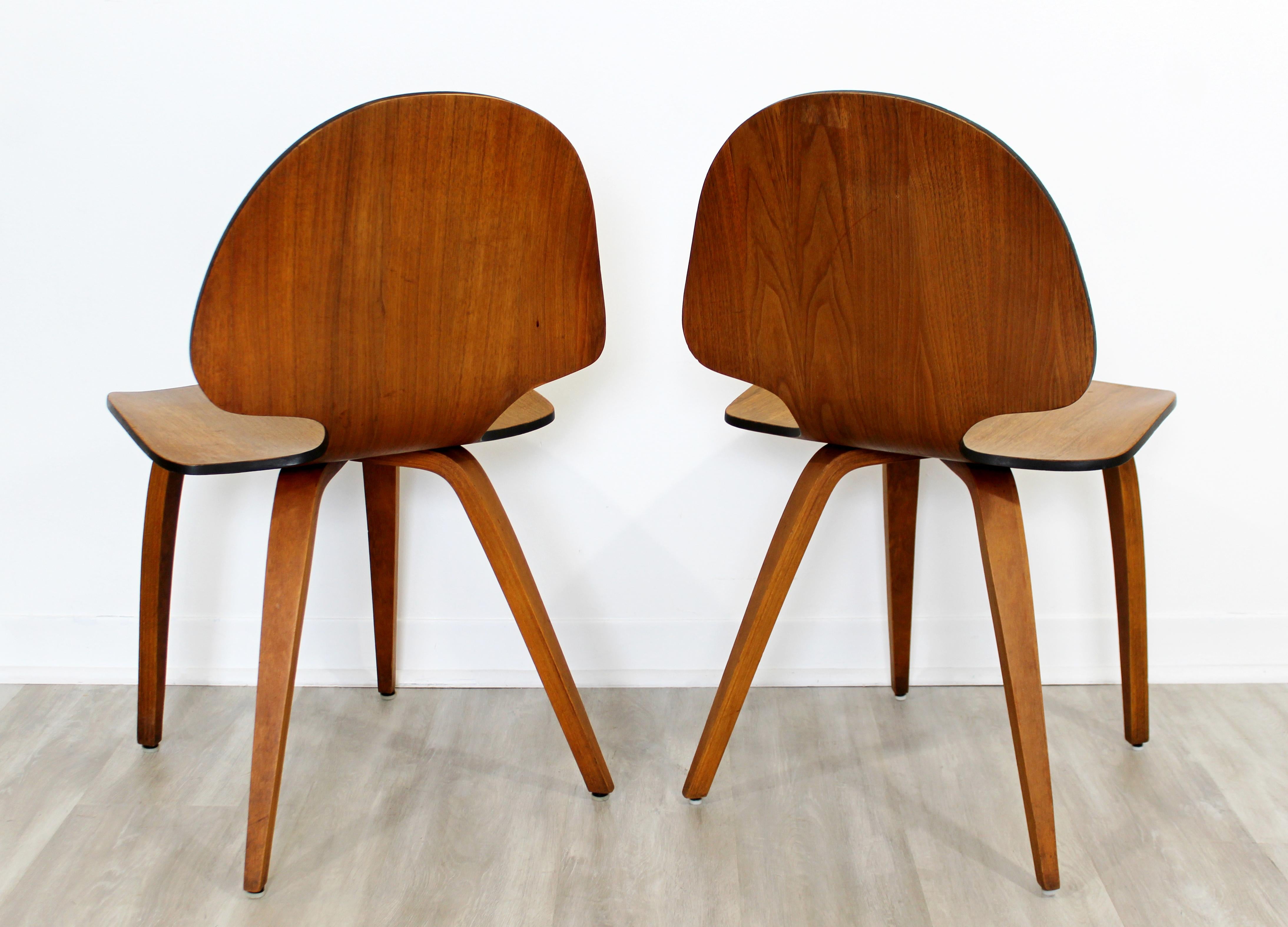 Mid-Century Modern Pair of Curved Bent Teak Wood Side Chairs Fritz Hansen Era In Good Condition In Keego Harbor, MI