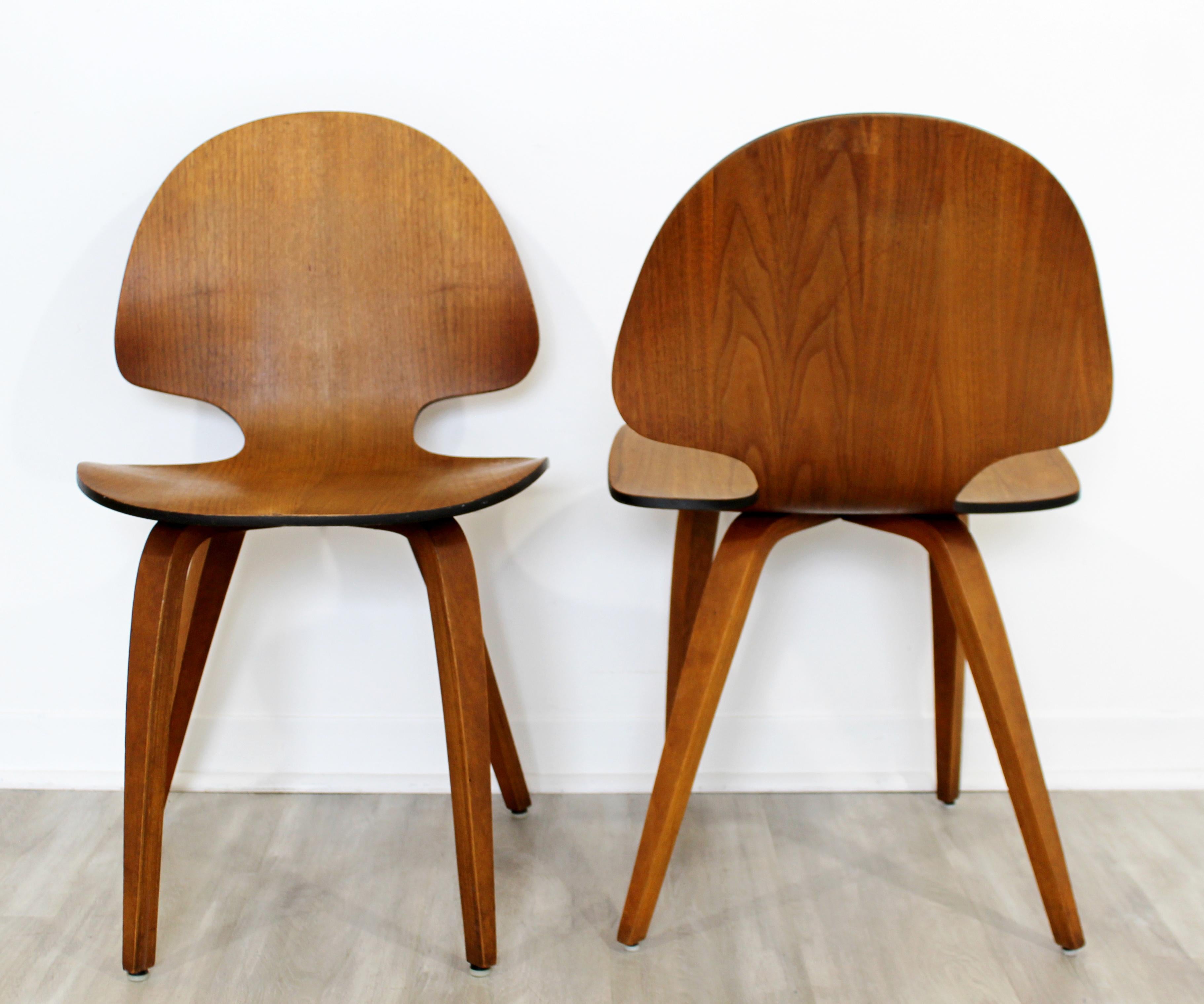 Mid-20th Century Mid-Century Modern Pair of Curved Bent Teak Wood Side Chairs Fritz Hansen Era