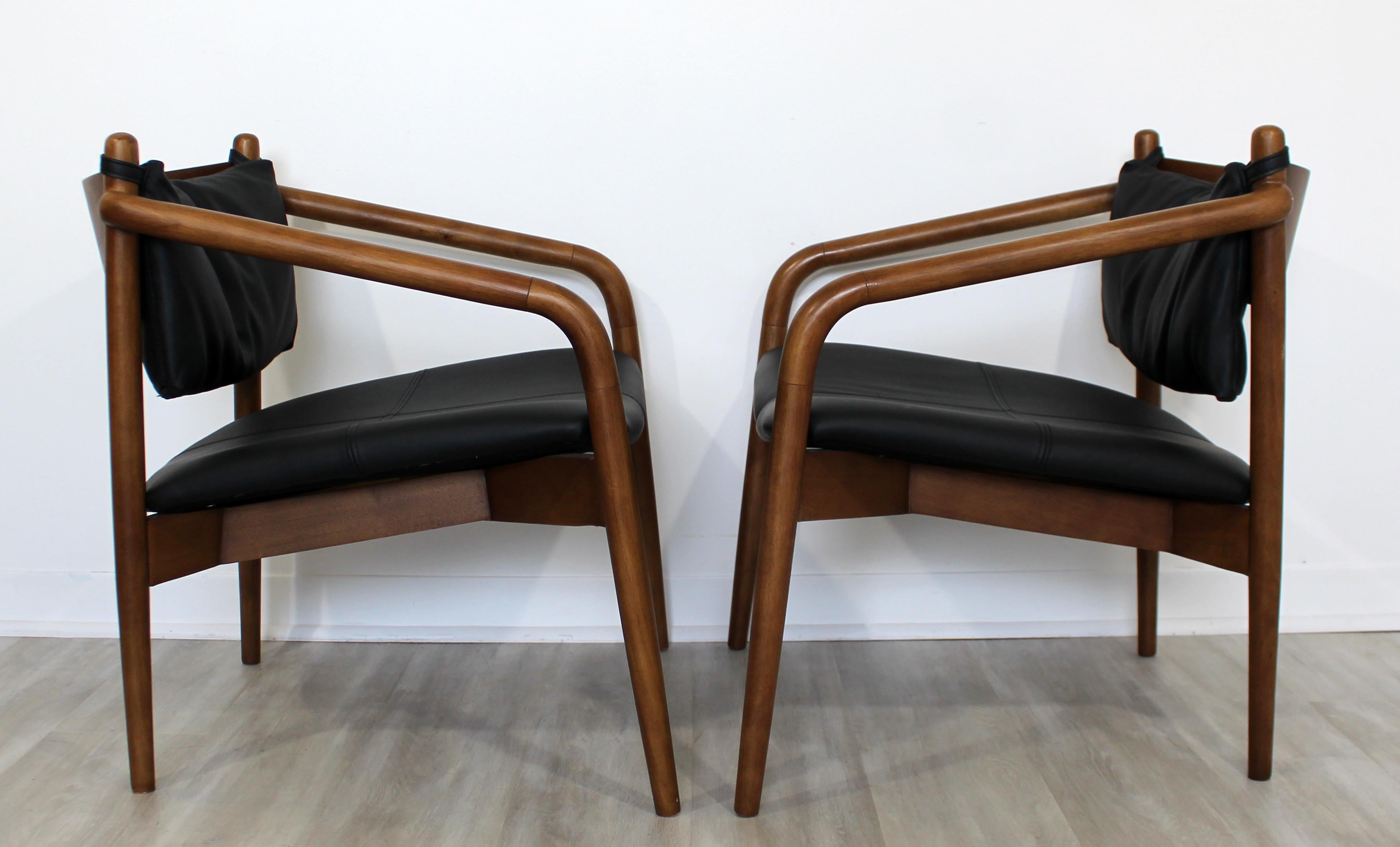 For your consideration is a simply lovely pair of curved or bent wood armchairs, circa 1970s. In very good vintage condition. The dimensions are 25