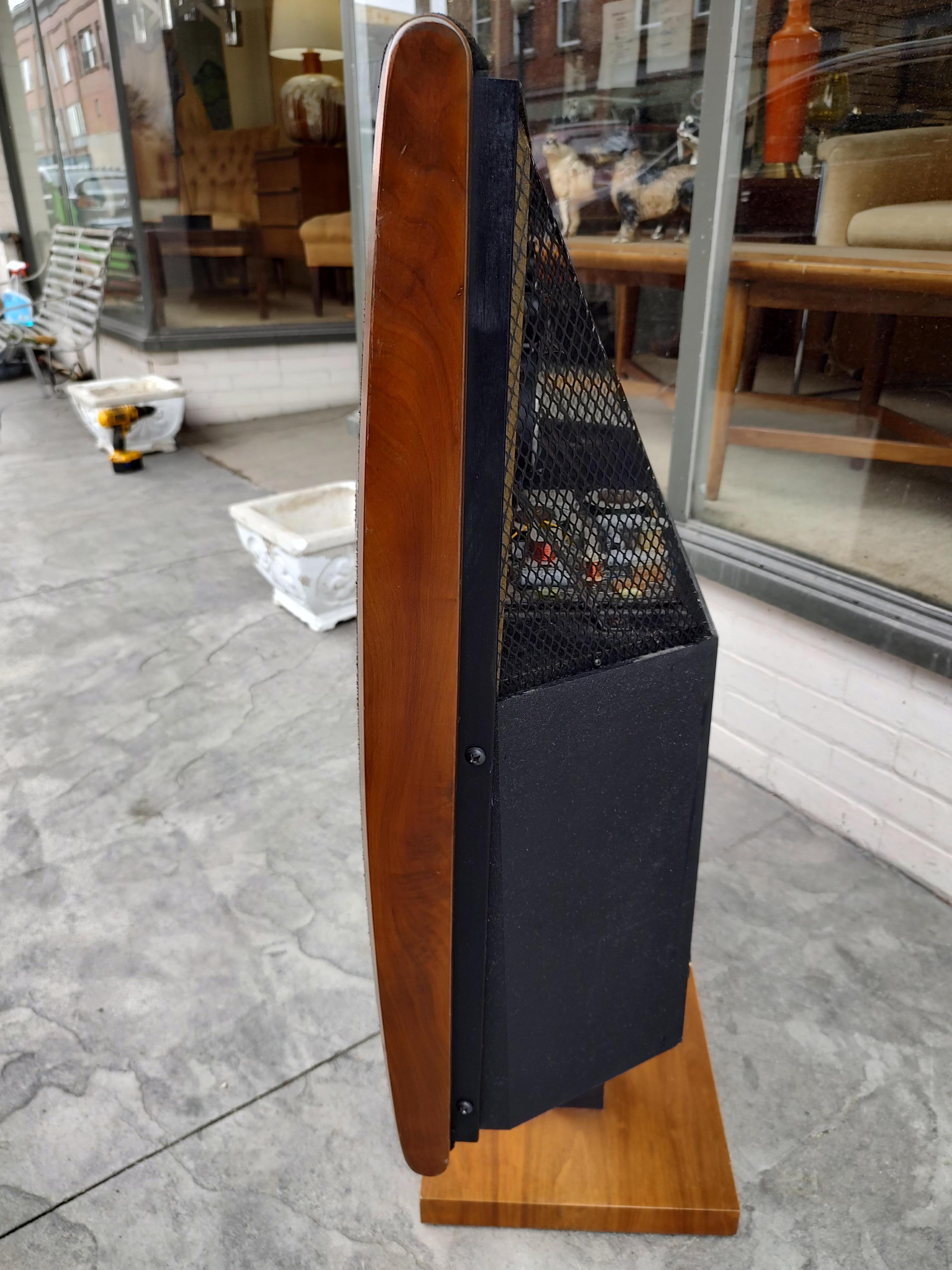 Mid-Century Modern Pair of Dahlquist Dq-10 Speakers on Stands In Good Condition In Port Jervis, NY