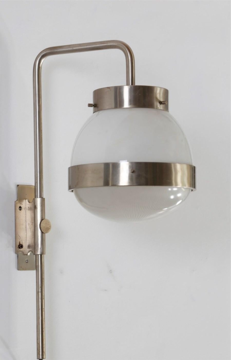 Par de apliques Delta modernos de mediados de siglo de Sergio Mazza para Artemide - Italia Era espacial en venta
