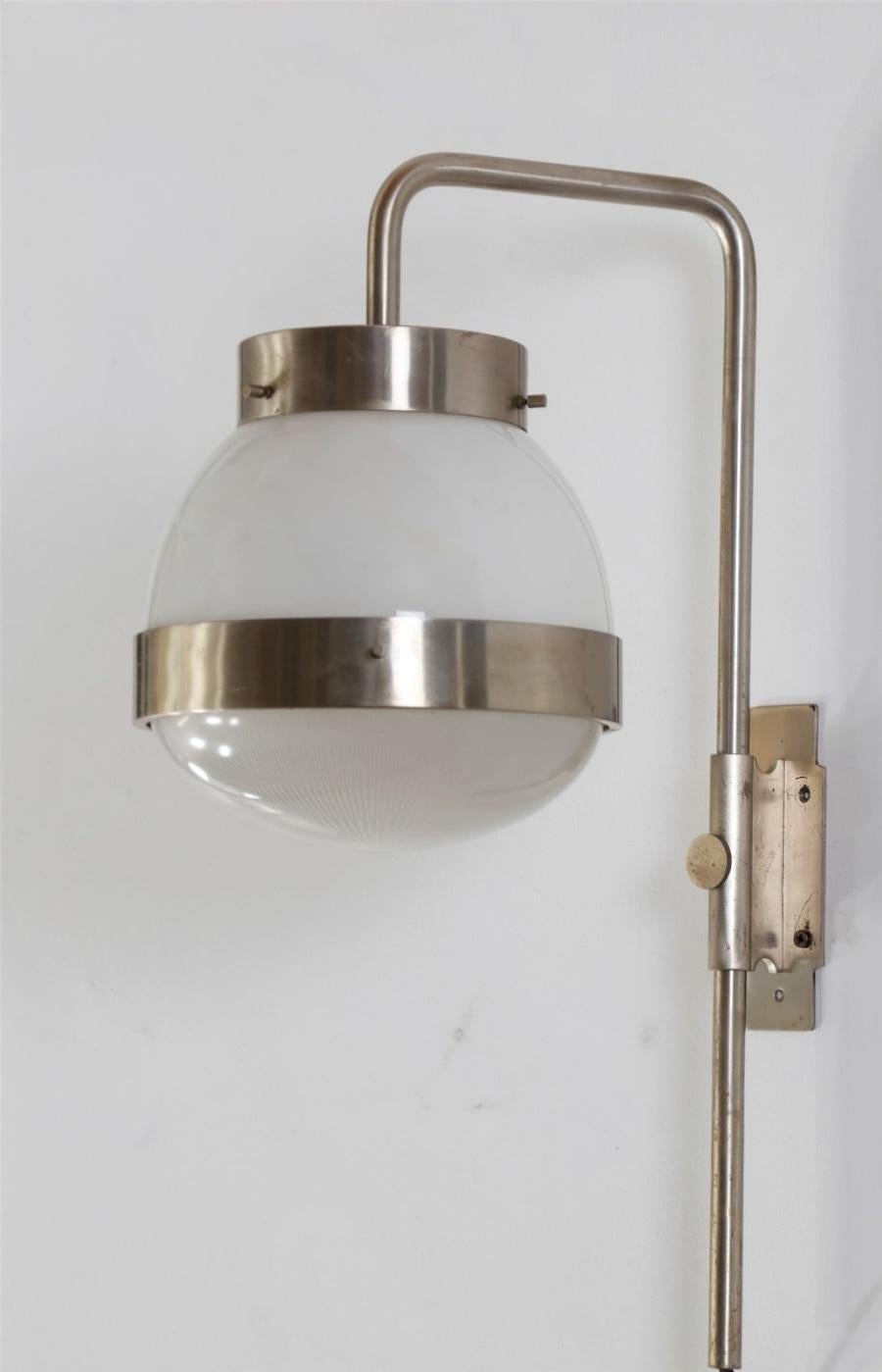 Par de apliques Delta modernos de mediados de siglo de Sergio Mazza para Artemide - Italia en Bueno estado para la venta en Argelato, BO
