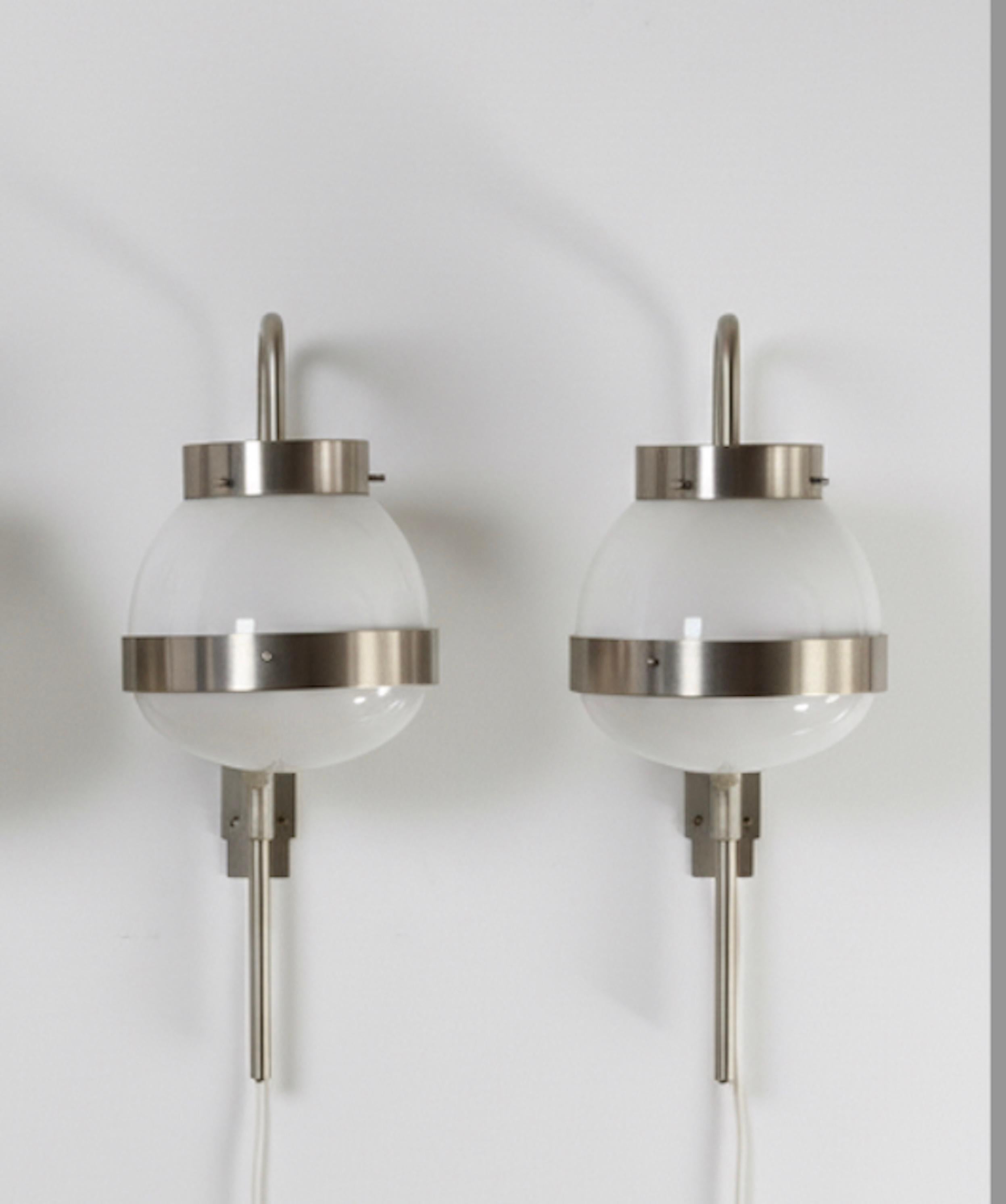 Par de apliques Delta modernos de mediados de siglo de Sergio Mazza para Artemide - Italia mediados del siglo XX en venta