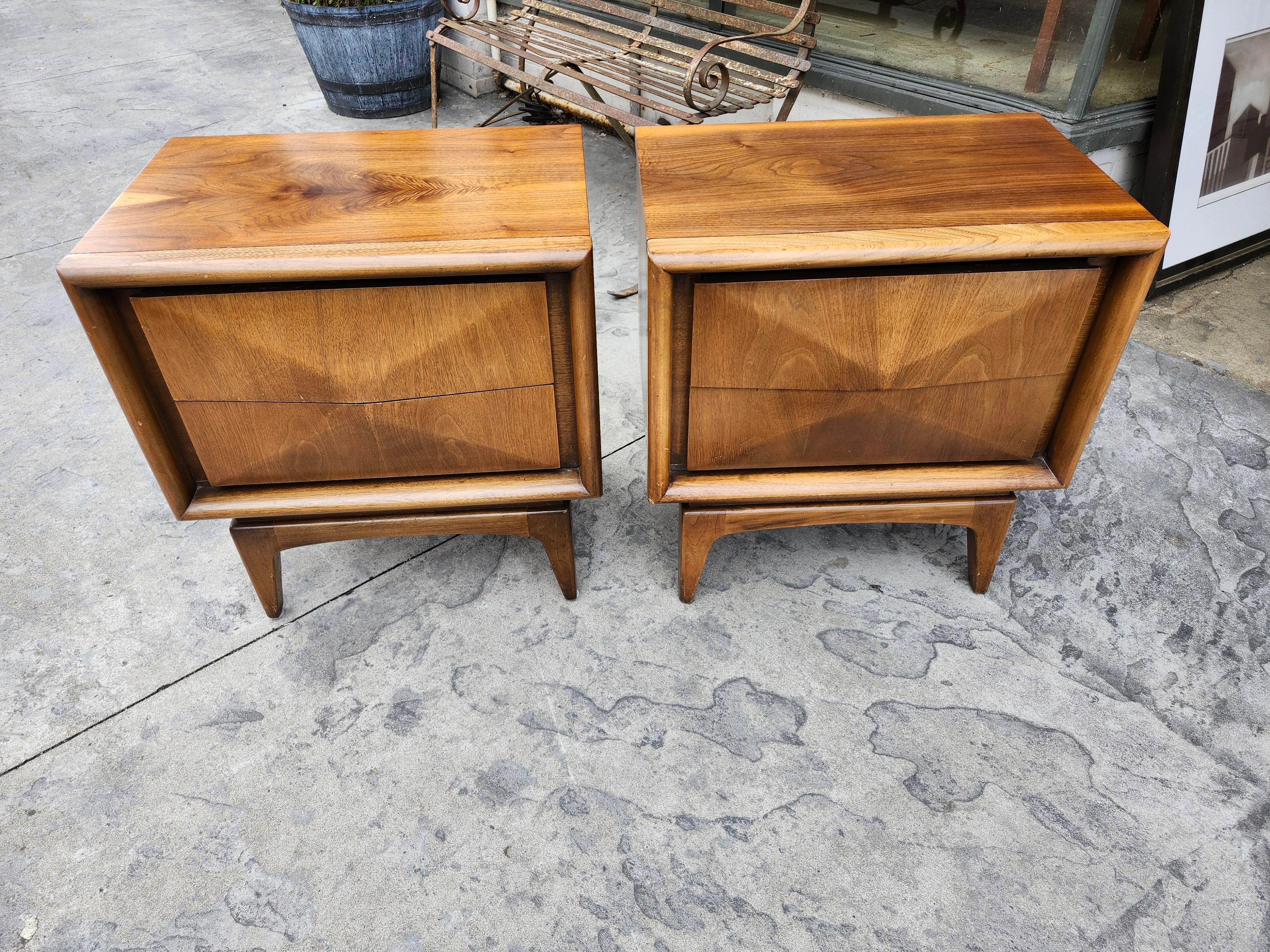 Mesillas de noche de mediados de siglo de United Furniture Co. en venta 4