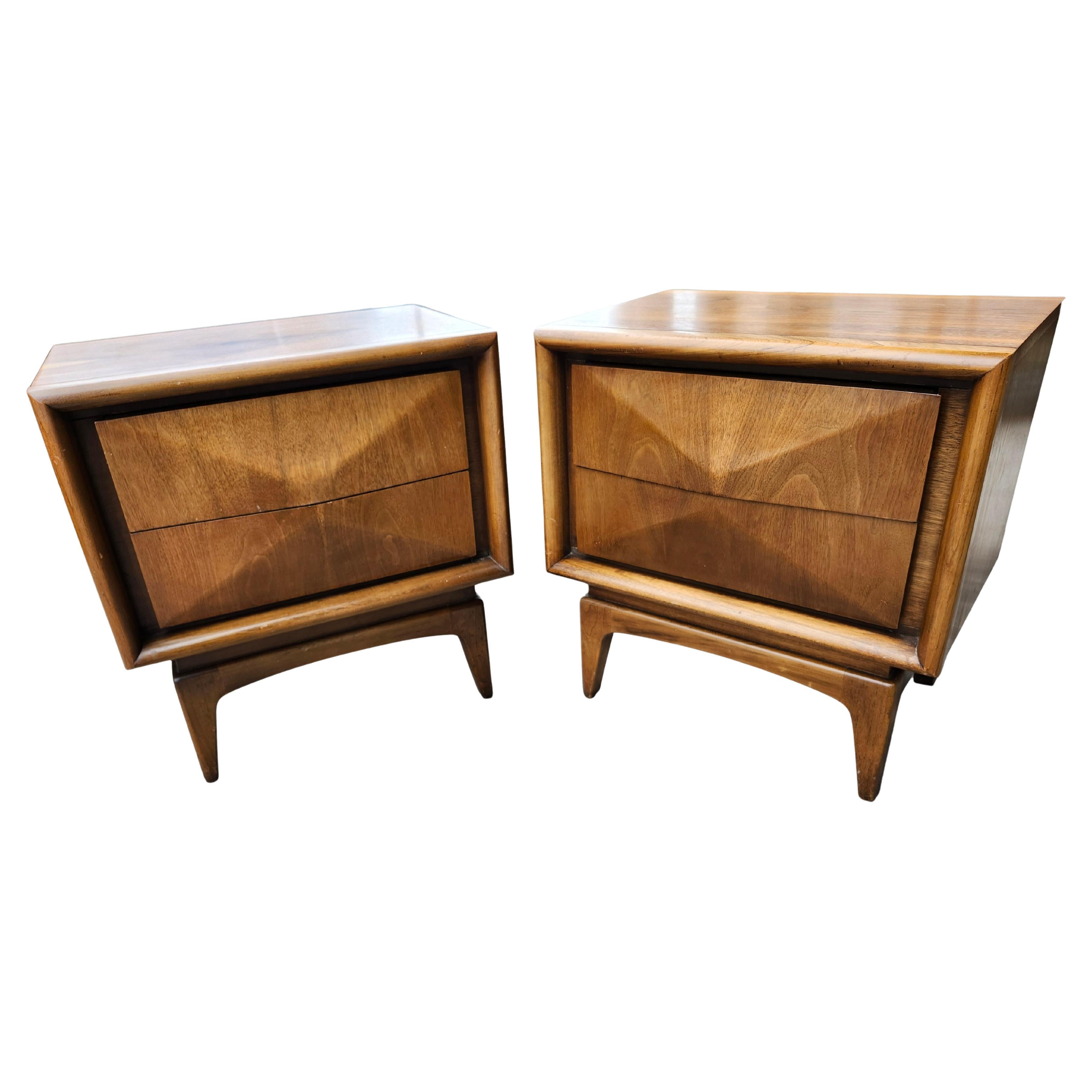 Mesillas de noche de mediados de siglo de United Furniture Co. Moderno de mediados de siglo en venta
