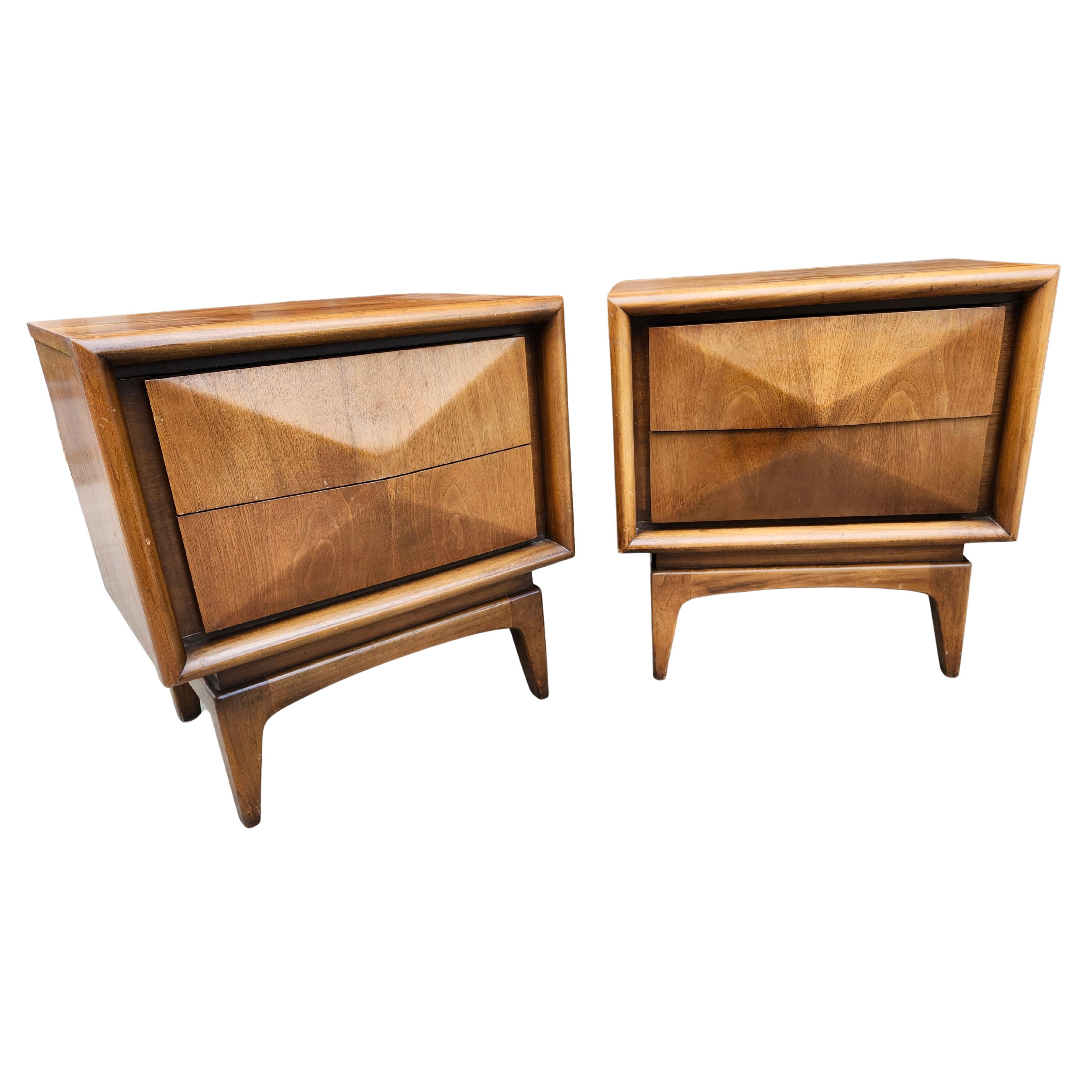 Mesillas de noche de mediados de siglo de United Furniture Co. Estadounidense en venta