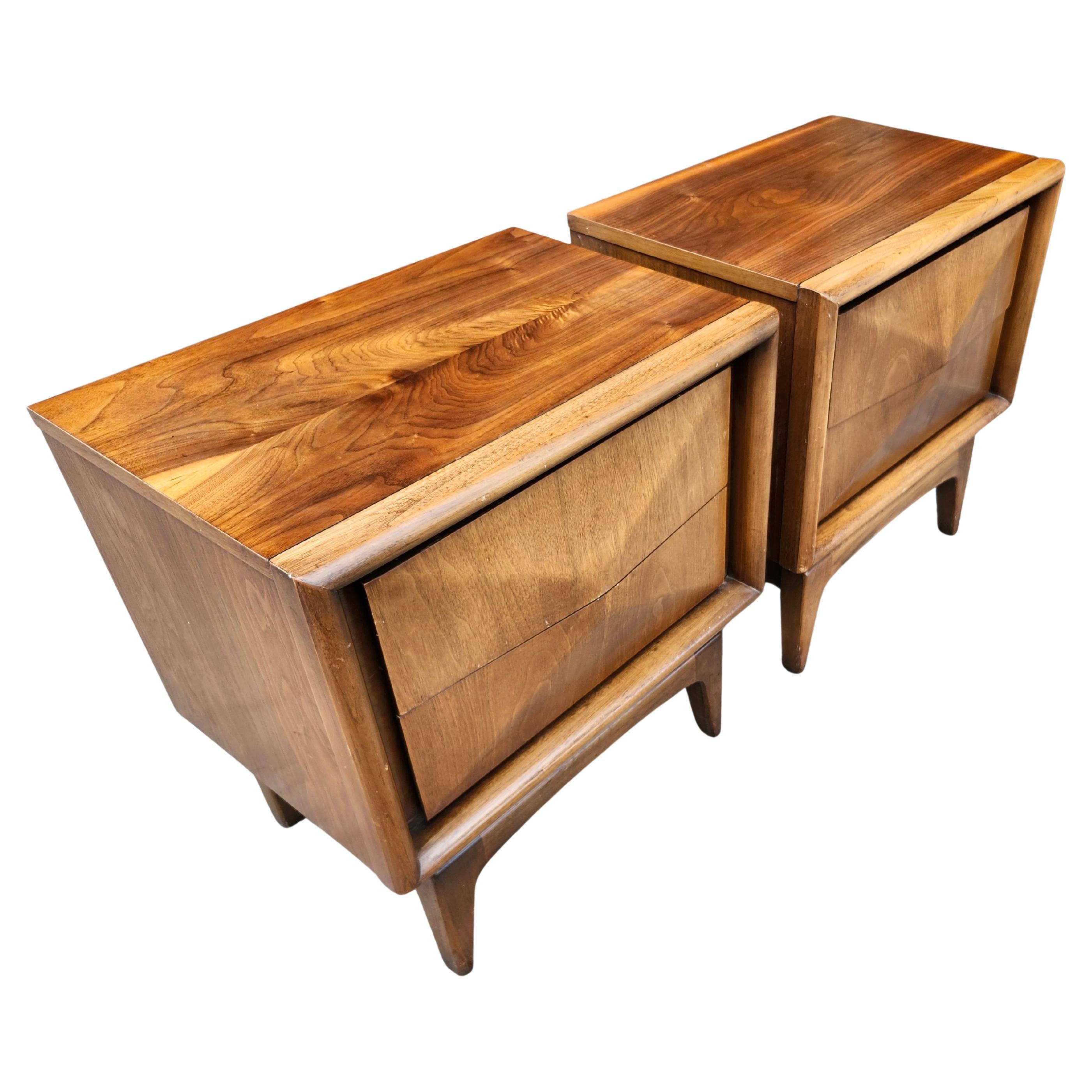 Mesillas de noche de mediados de siglo de United Furniture Co. Hecho a mano en venta