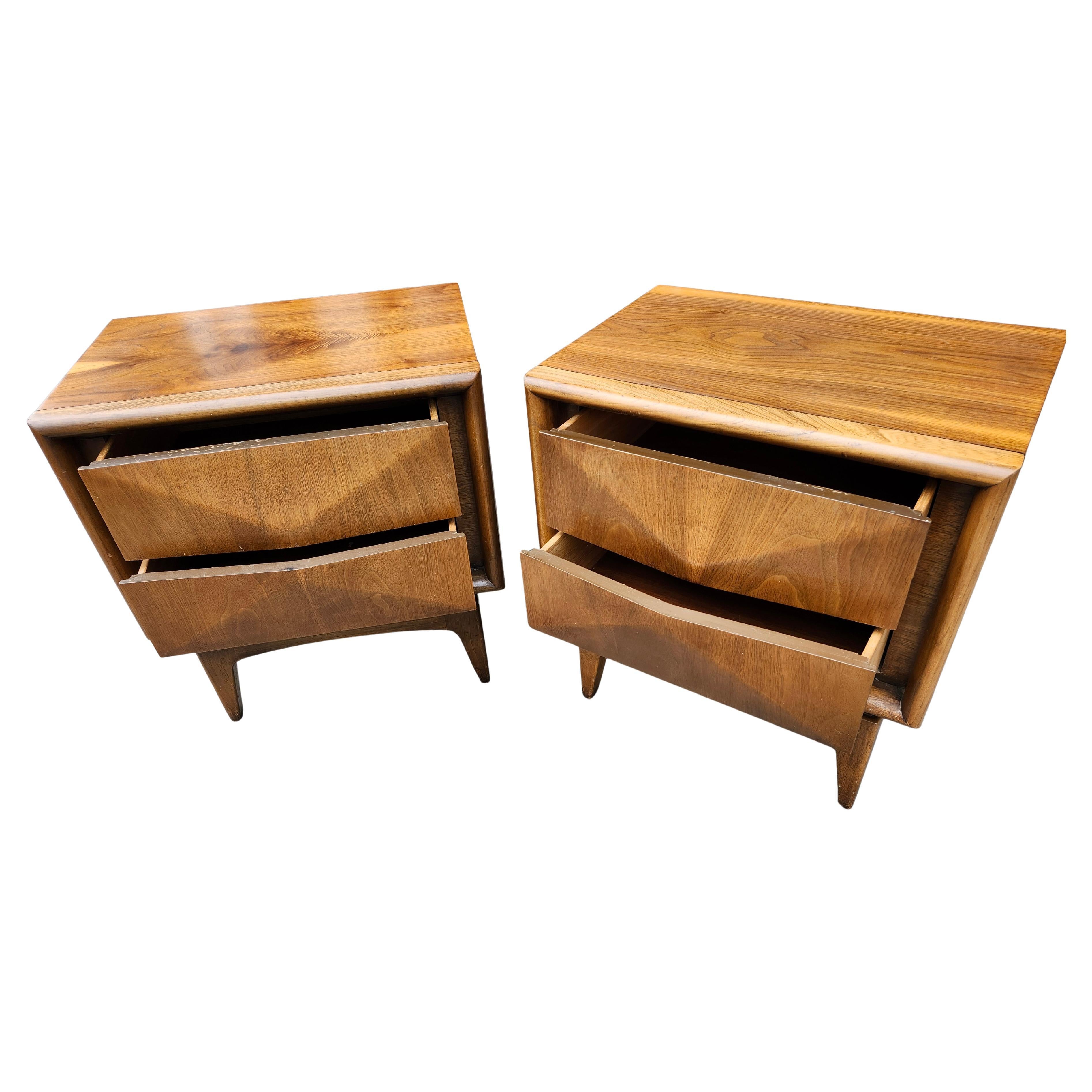 Mesillas de noche de mediados de siglo de United Furniture Co. en Bueno estado para la venta en Port Jervis, NY
