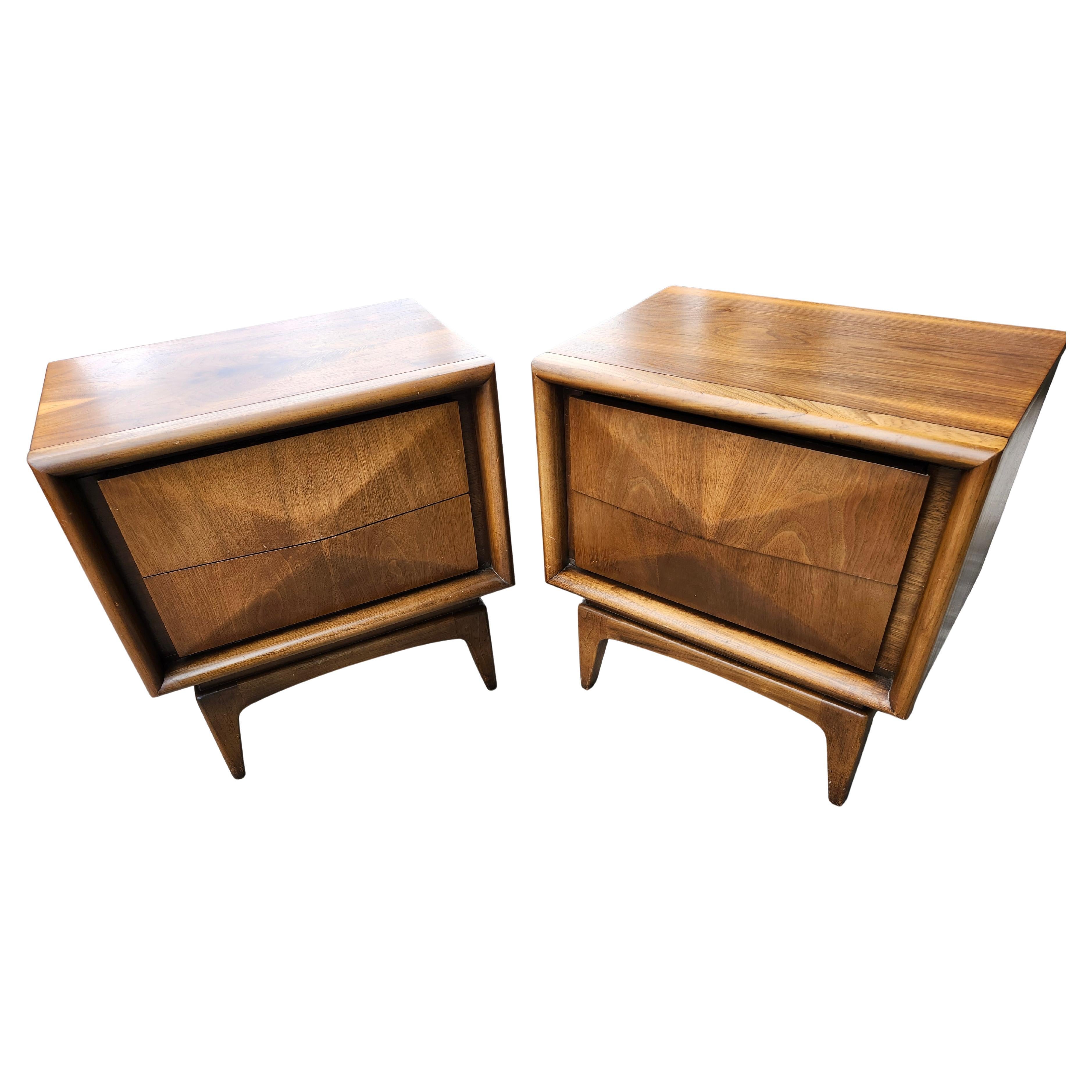 Mesillas de noche de mediados de siglo de United Furniture Co. mediados del siglo XX en venta