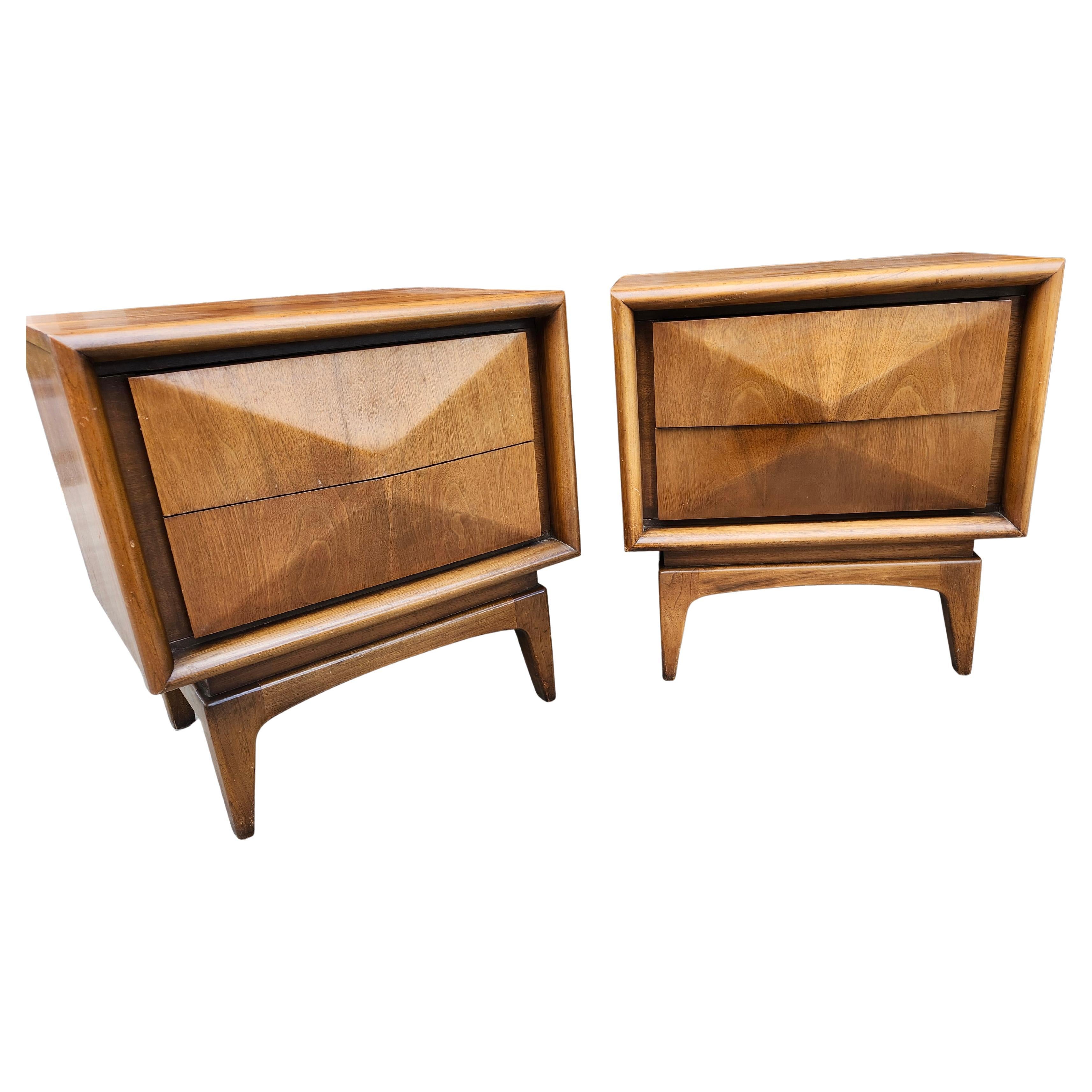 Mesillas de noche de mediados de siglo de United Furniture Co. Roble en venta