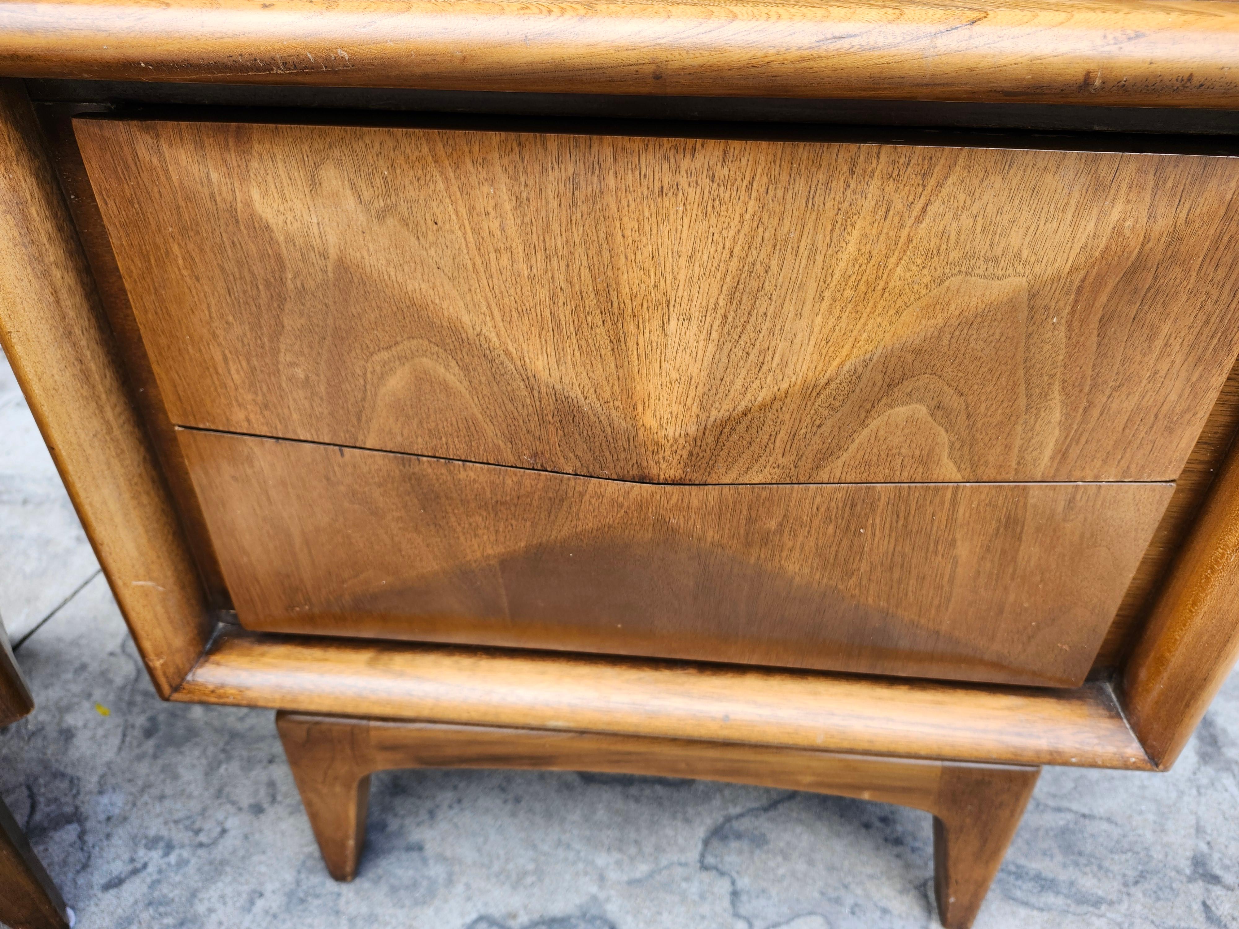 Mesillas de noche de mediados de siglo de United Furniture Co. en venta 1