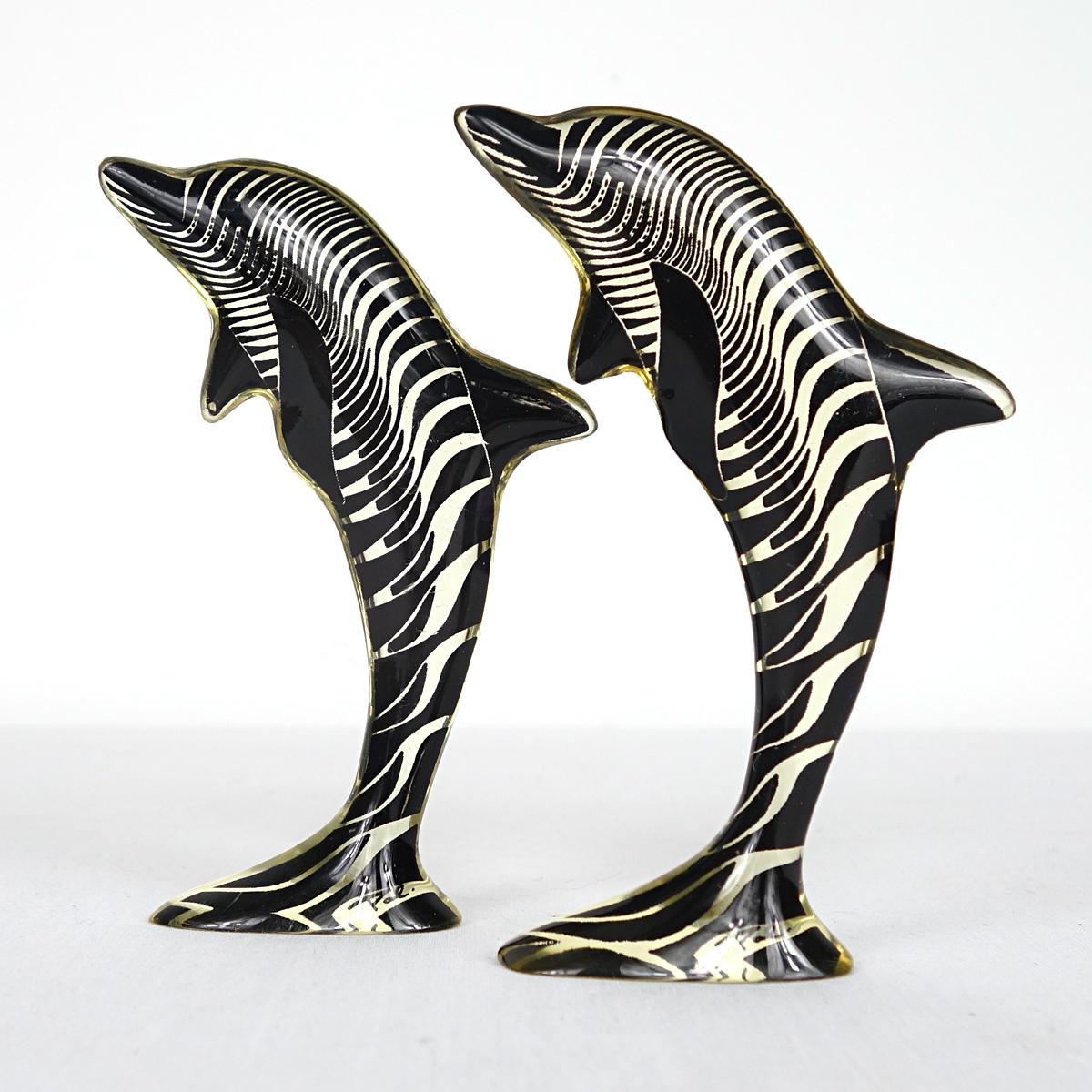 Ein Paar Delphine, entworfen und hergestellt von Abraham Palatnik. 

Der brasilianische Künstler Abraham Palatnik (1928) war der Begründer der technologischen Bewegung in der brasilianischen Kunst und ein Pionier in der Herstellung kinetischer