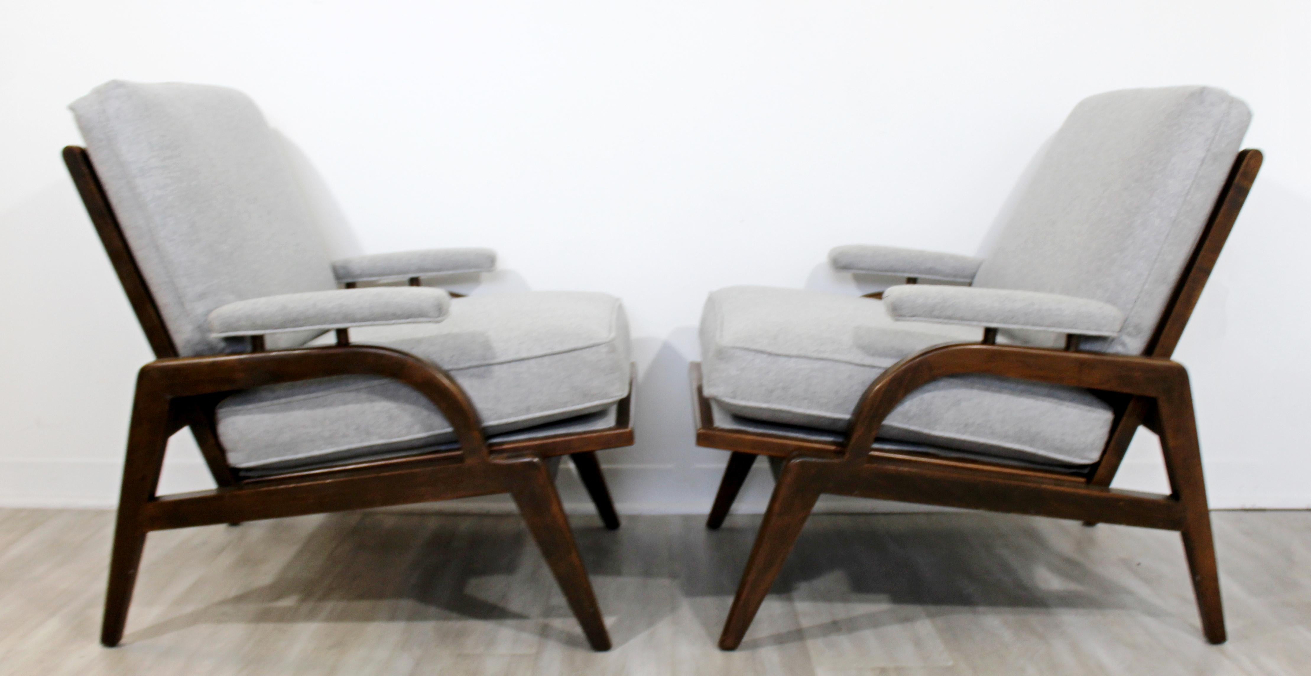 Mid-Century Modern Pair of Dunbar Style Wood Lounge Armchairs, 1960s In Good Condition In Keego Harbor, MI