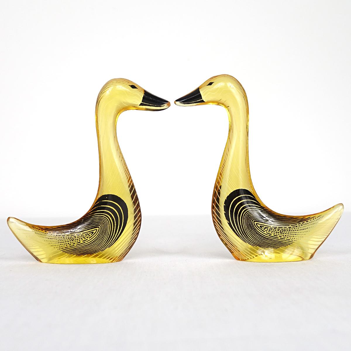 Ein Paar Gänse, entworfen und hergestellt von Abraham Palatnik. 

Der brasilianische Künstler Abraham Palatnik (1928 - 2020) war der Begründer der technologischen Bewegung in der brasilianischen Kunst und ein Pionier der kinetischen