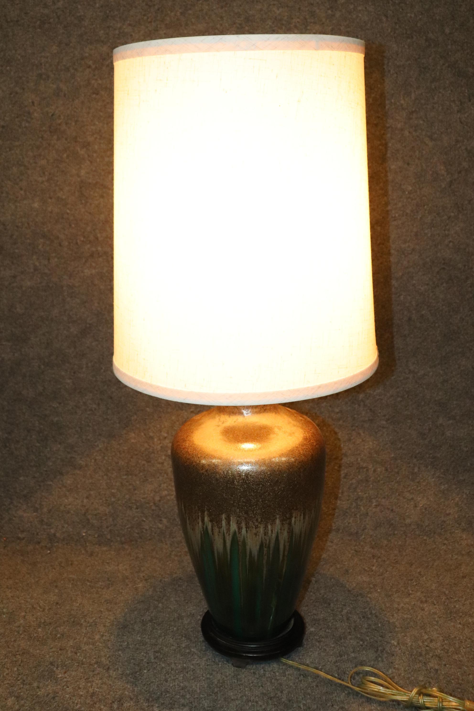 Mid-Century Modern Pair of Green Pottery Glazed Table Lamps In Good Condition For Sale In Swedesboro, NJ