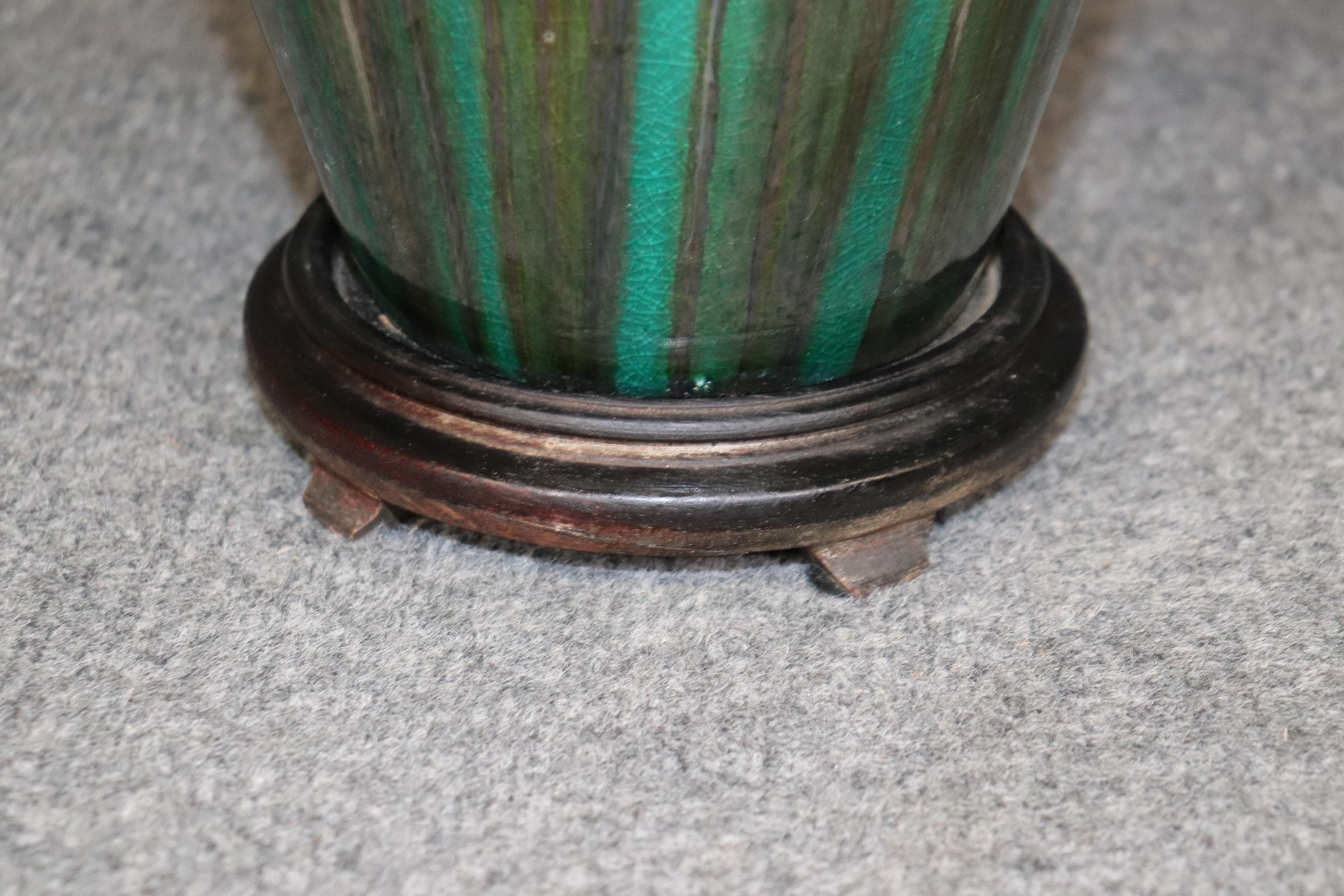 20ième siècle Paire de lampes de table en poterie émaillée verte The MODERNS en vente