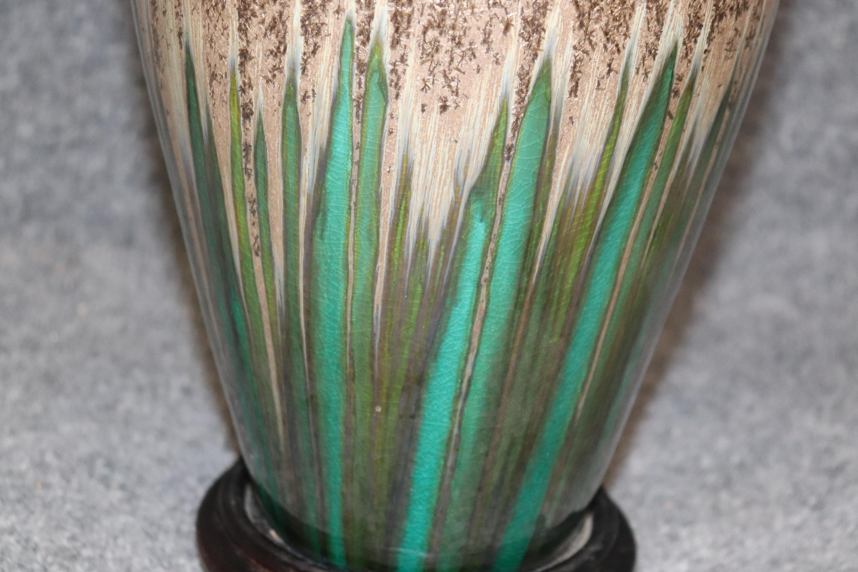 Laiton Paire de lampes de table en poterie émaillée verte The MODERNS en vente