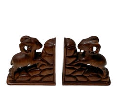 Coppia di reggilibri in stambecco intagliati a mano della metà del secolo scorso, anni '70