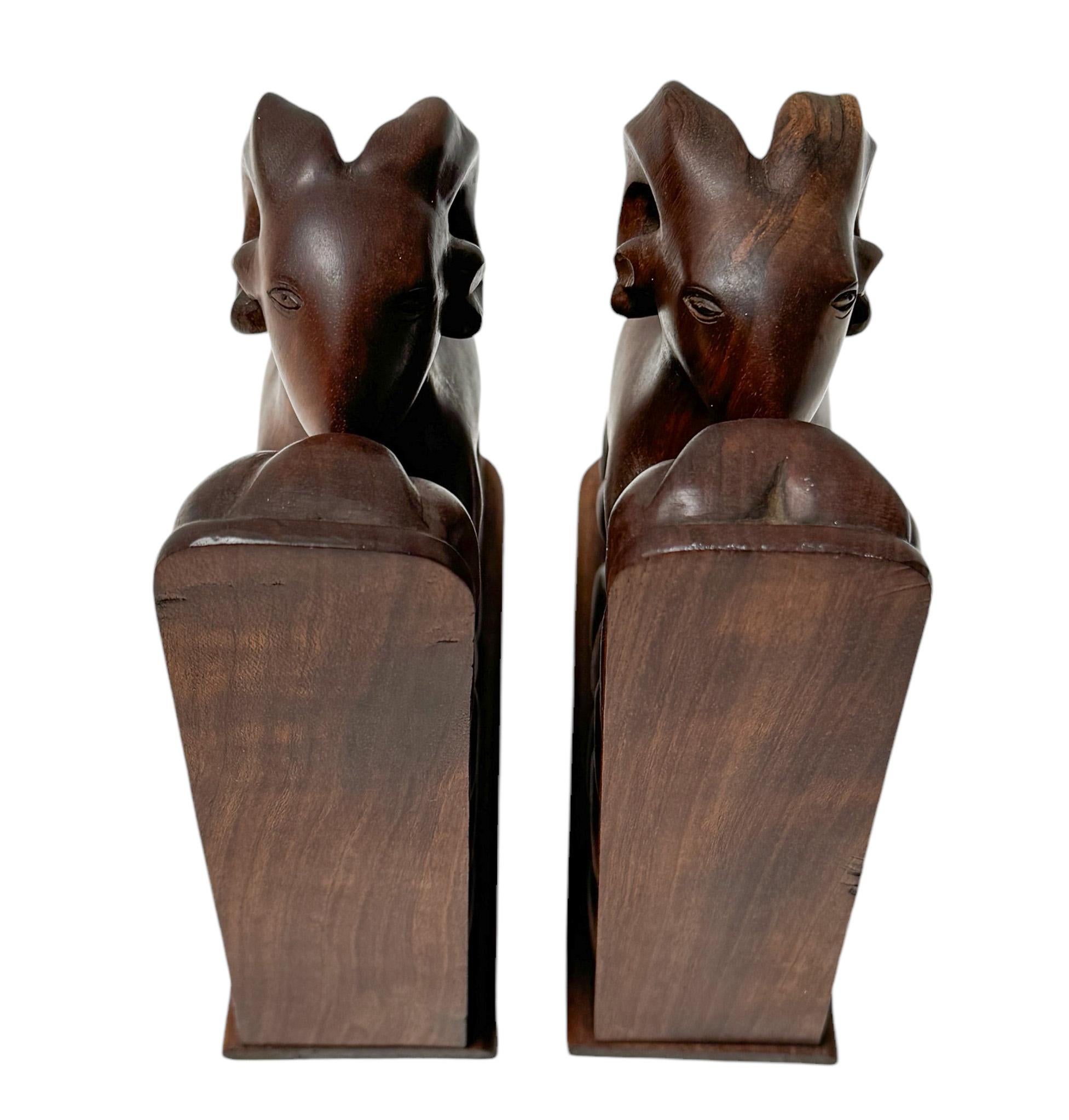 Paar handgeschnitzte Ibex-Buchstützen, Mid-Century Modern, 1970er Jahre im Zustand „Gut“ im Angebot in Amsterdam, NL