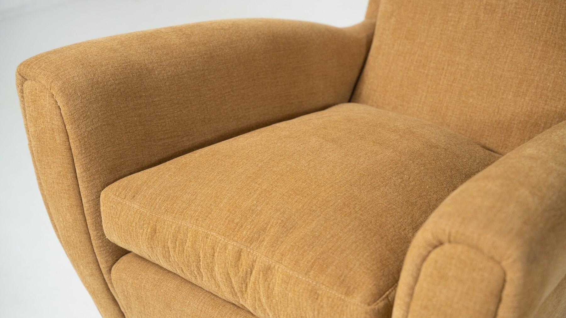 Paire de fauteuils à dossier haut, moderne du milieu du siècle, nouvelle tapisserie en vente 3