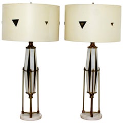 Paire de lampes en laiton et marbre en forme de arlequin Hollywood Regency, de style moderne du milieu du siècle dernier