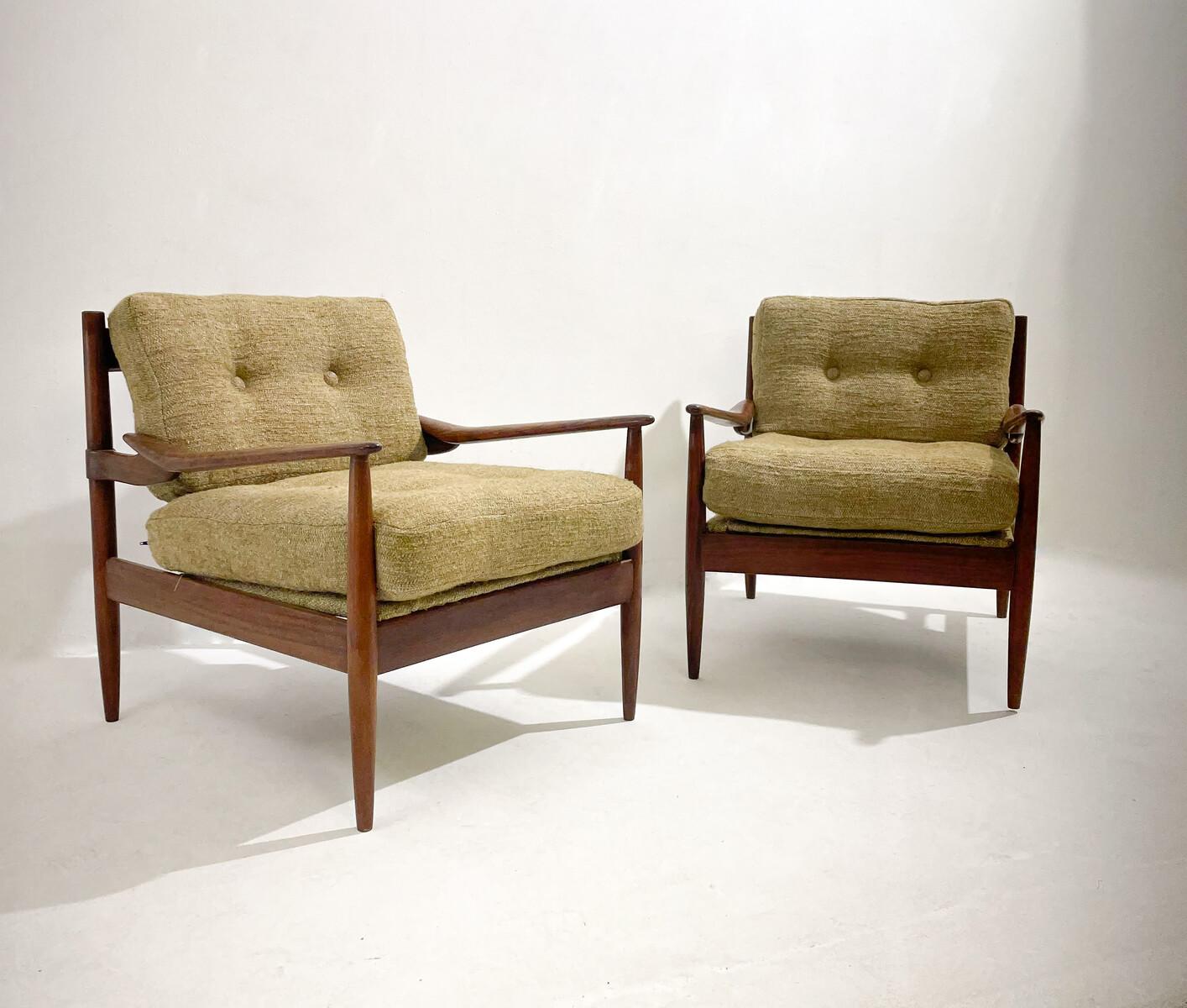 Mid-Century Modern pair of Italian armchairs, 1960s.