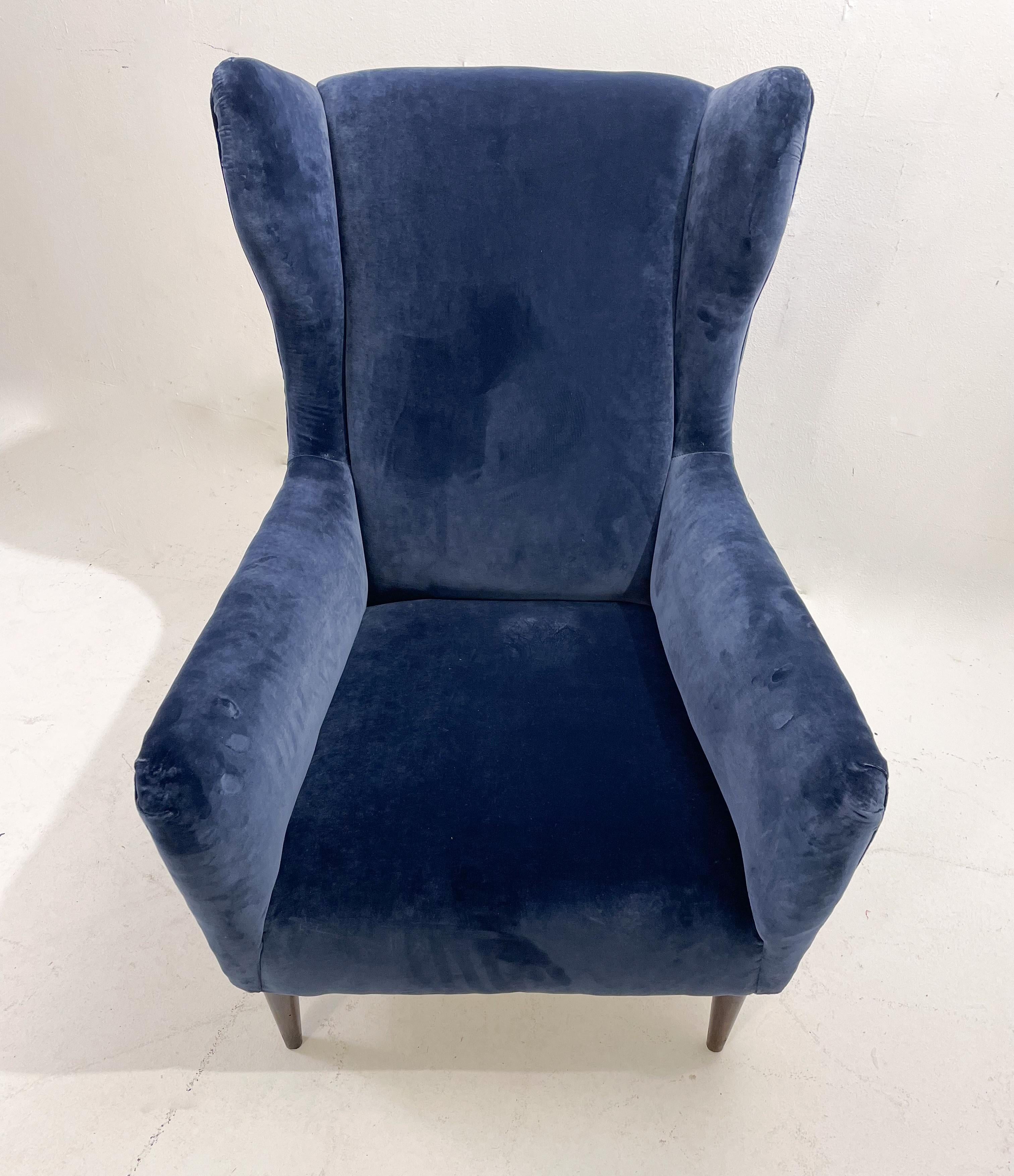 Paire de fauteuils italiens de style moderne du milieu du siècle, velours bleu, années 1950.