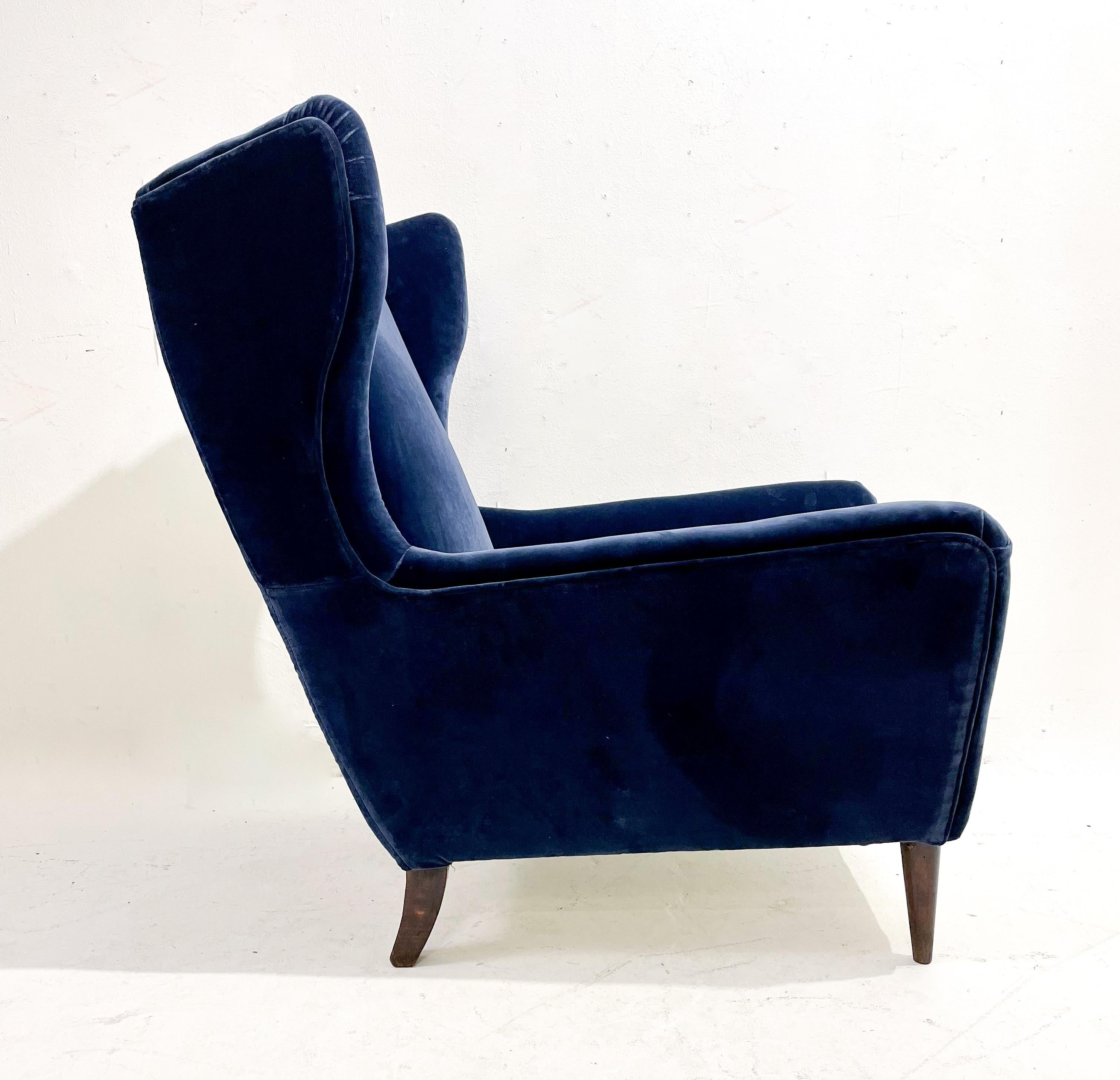 Mid-Century Modern Paire de fauteuils italiens modernes du milieu du siècle dernier, velours bleu, années 1950 en vente