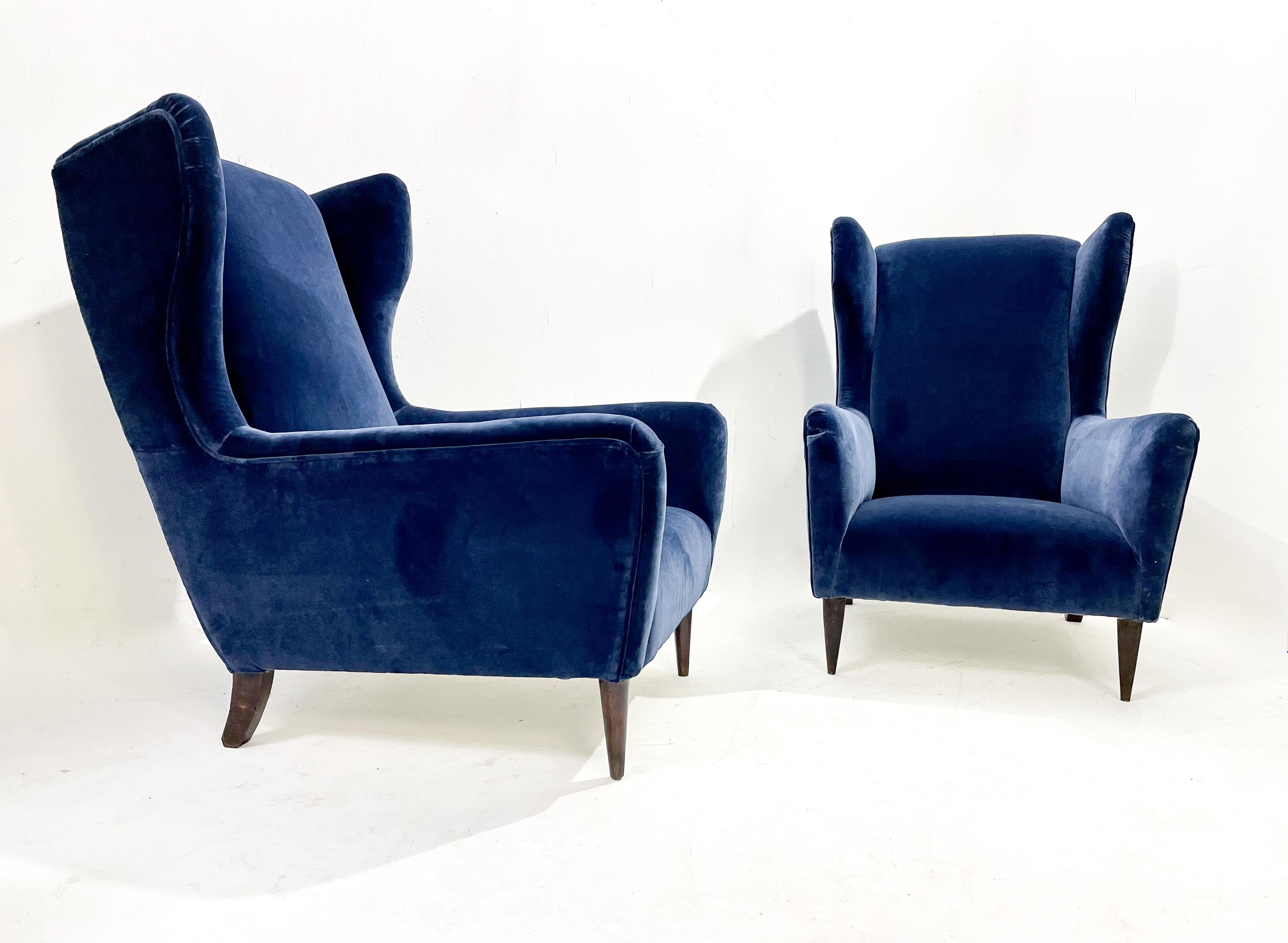 Modernes italienisches Sesselpaar aus der Mitte des Jahrhunderts, blauer Samt, 1950er Jahre (Italienisch) im Angebot