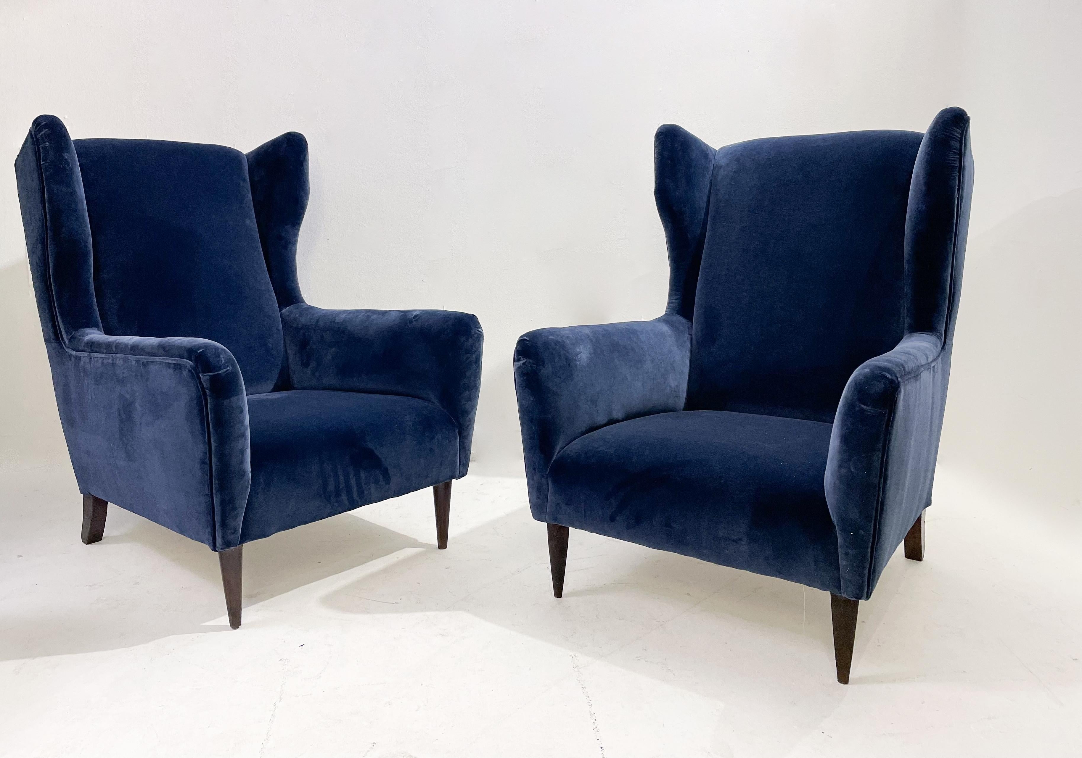 Pareja de sillones italianos modernos de mediados de siglo, terciopelo azul, años 50 mediados del siglo XX en venta