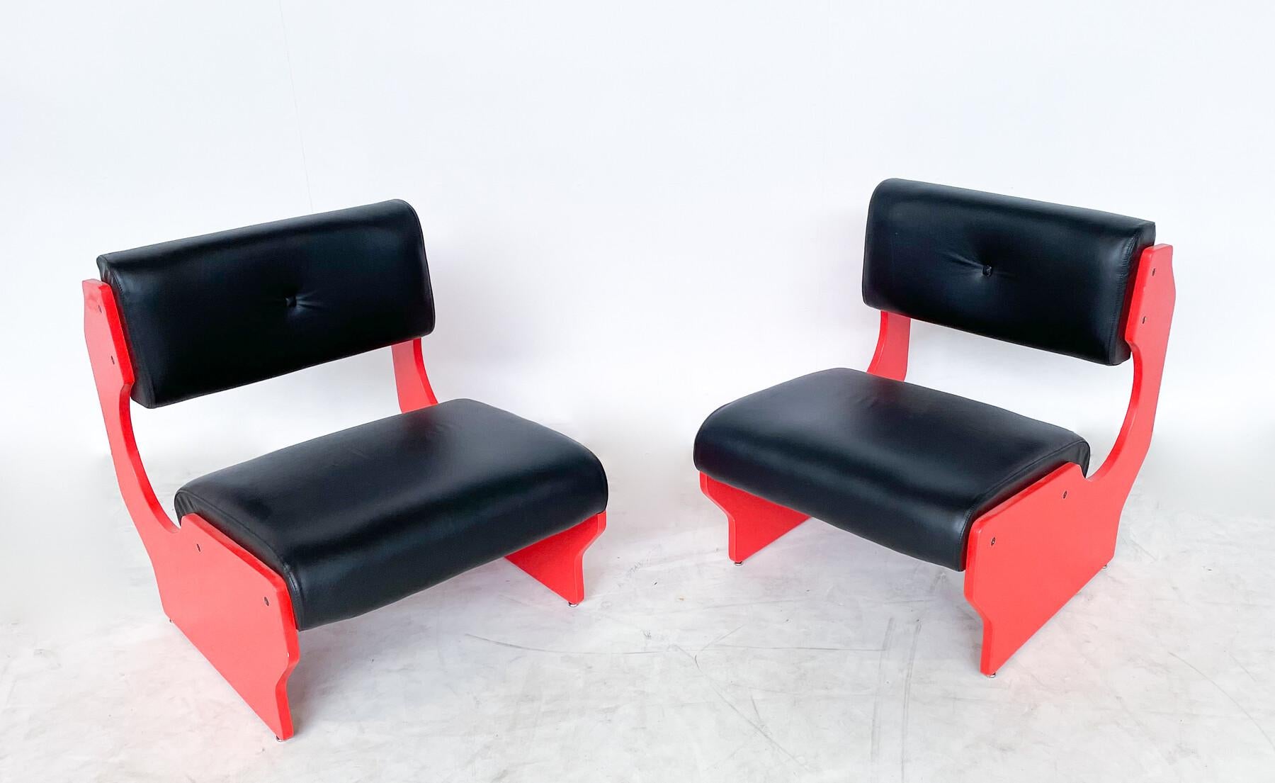 Leather Mid-Century Modern Pair of Italian Armchairs For Sale